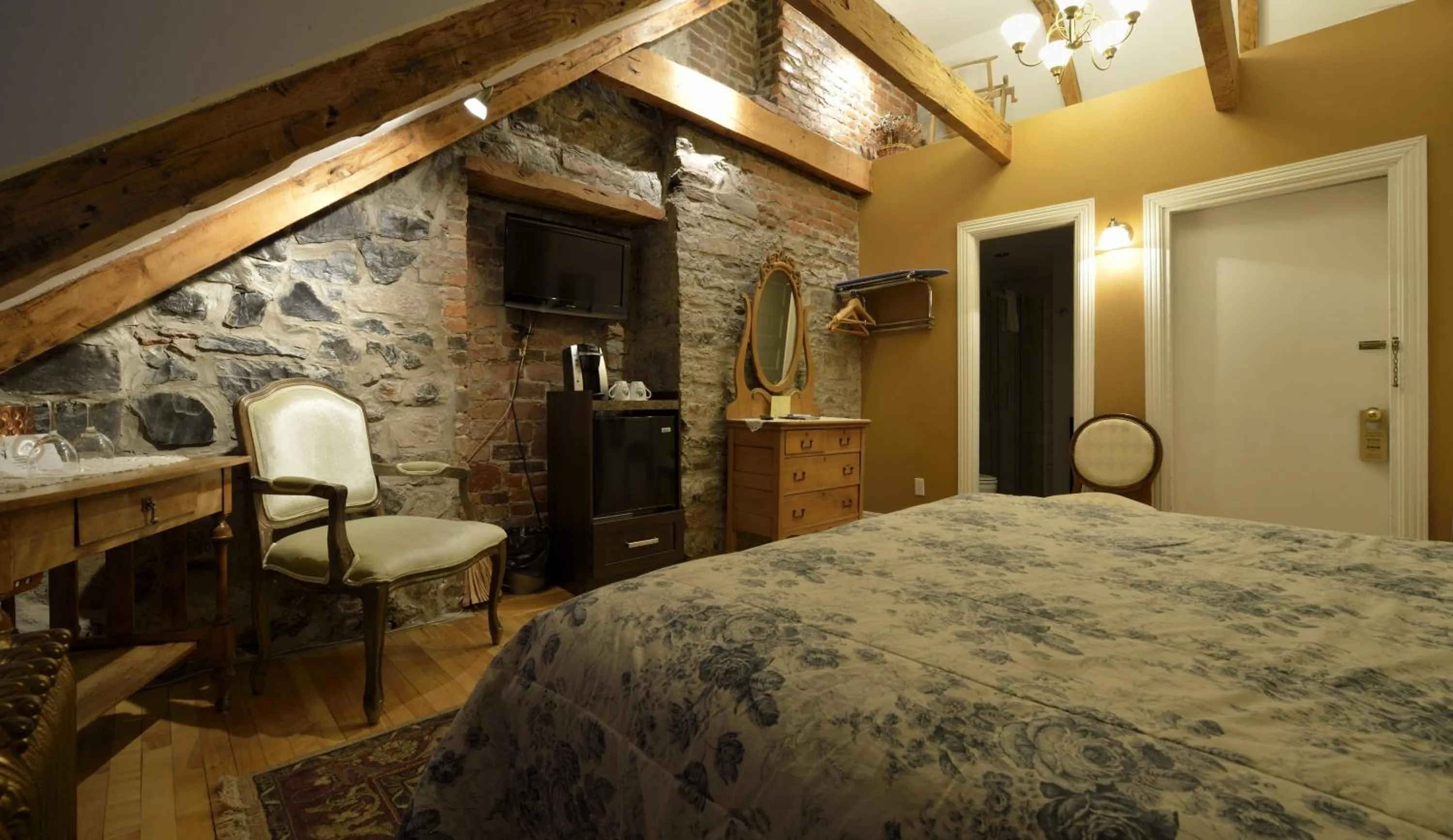 Photo of the whole room, Bed in Manoir Sur le Cap
