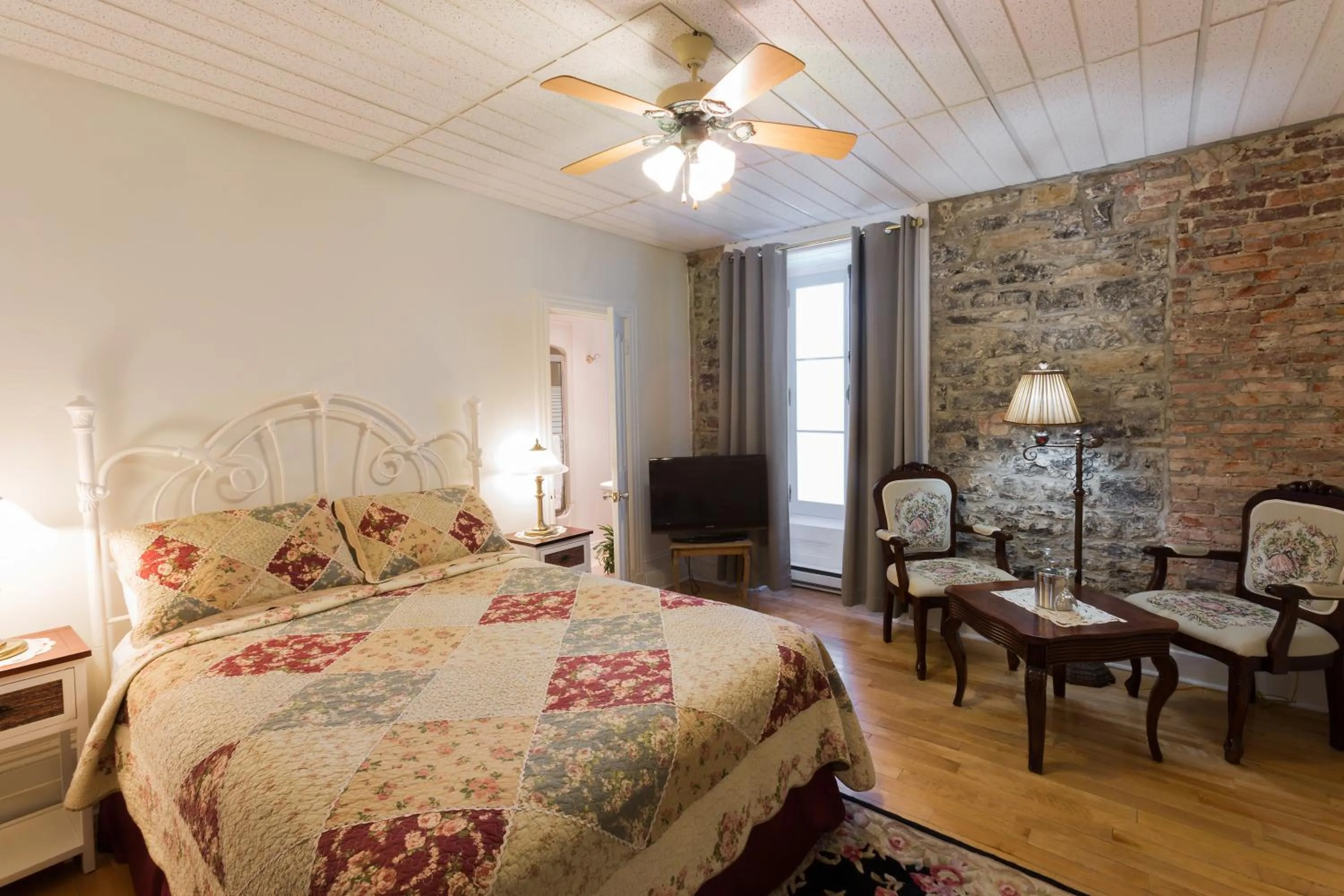 Photo of the whole room, Bed in Manoir Sur le Cap