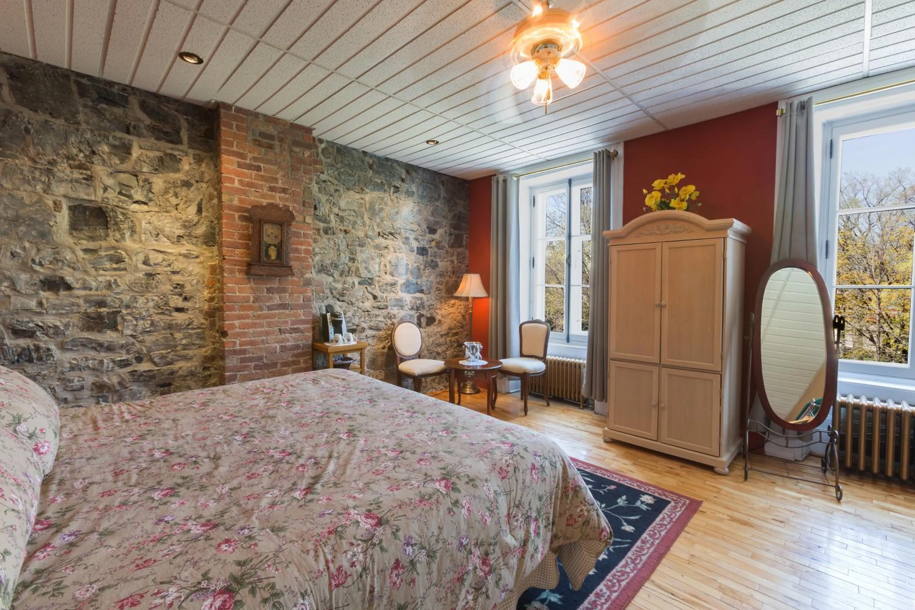 Photo of the whole room, Bed in Manoir Sur le Cap