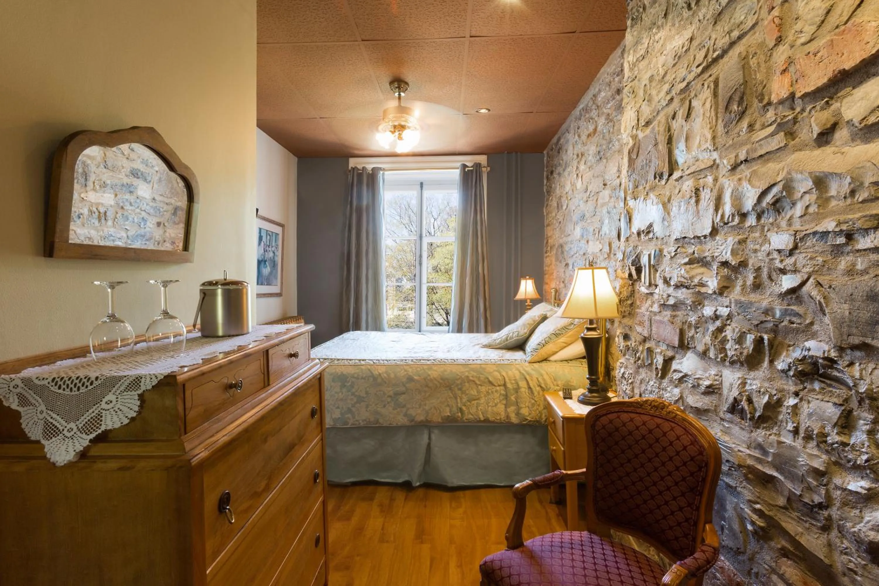 Photo of the whole room, Bed in Manoir Sur le Cap