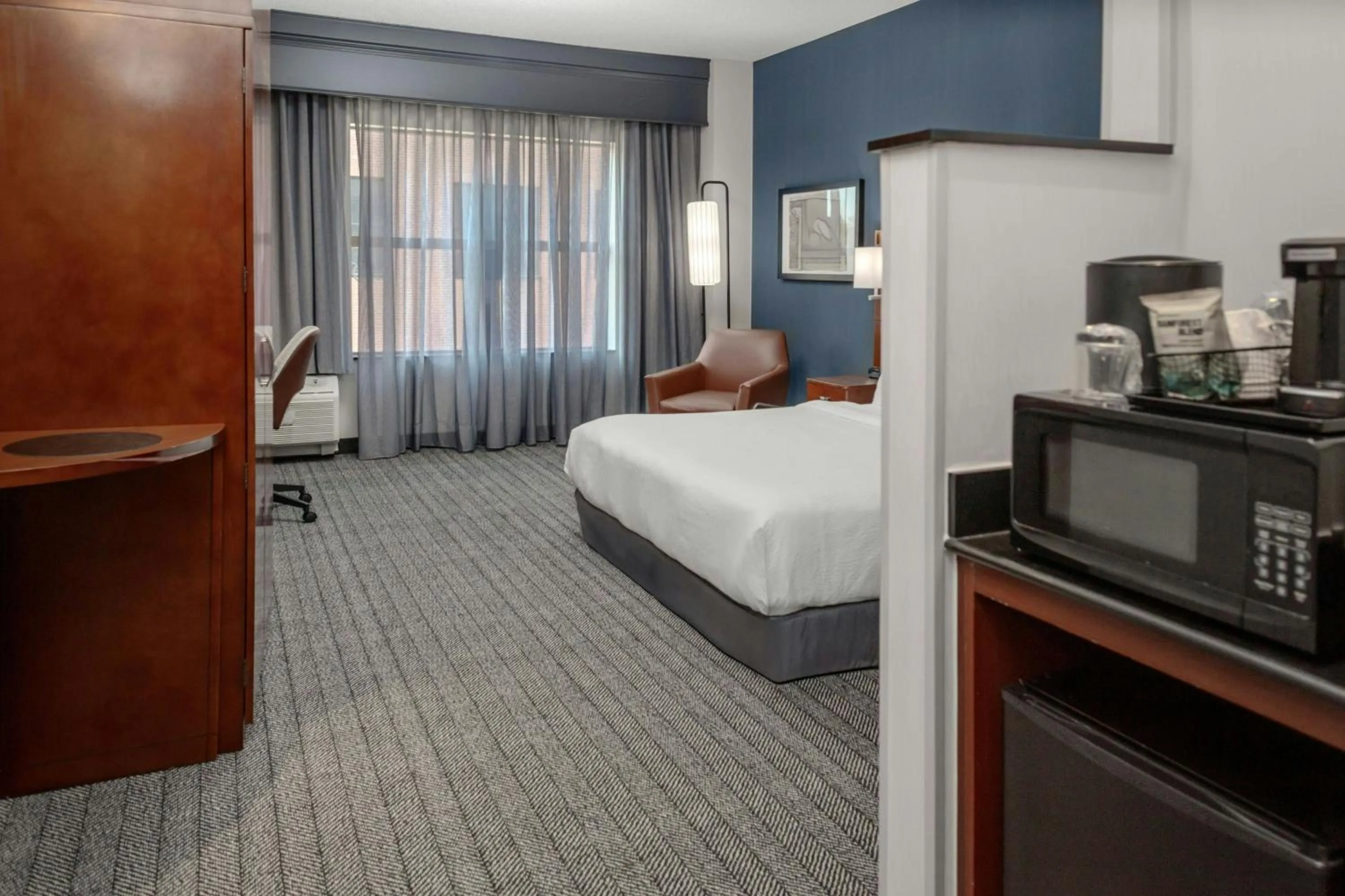 Photo of the whole room, Bed in Courtyard Reading Wyomissing