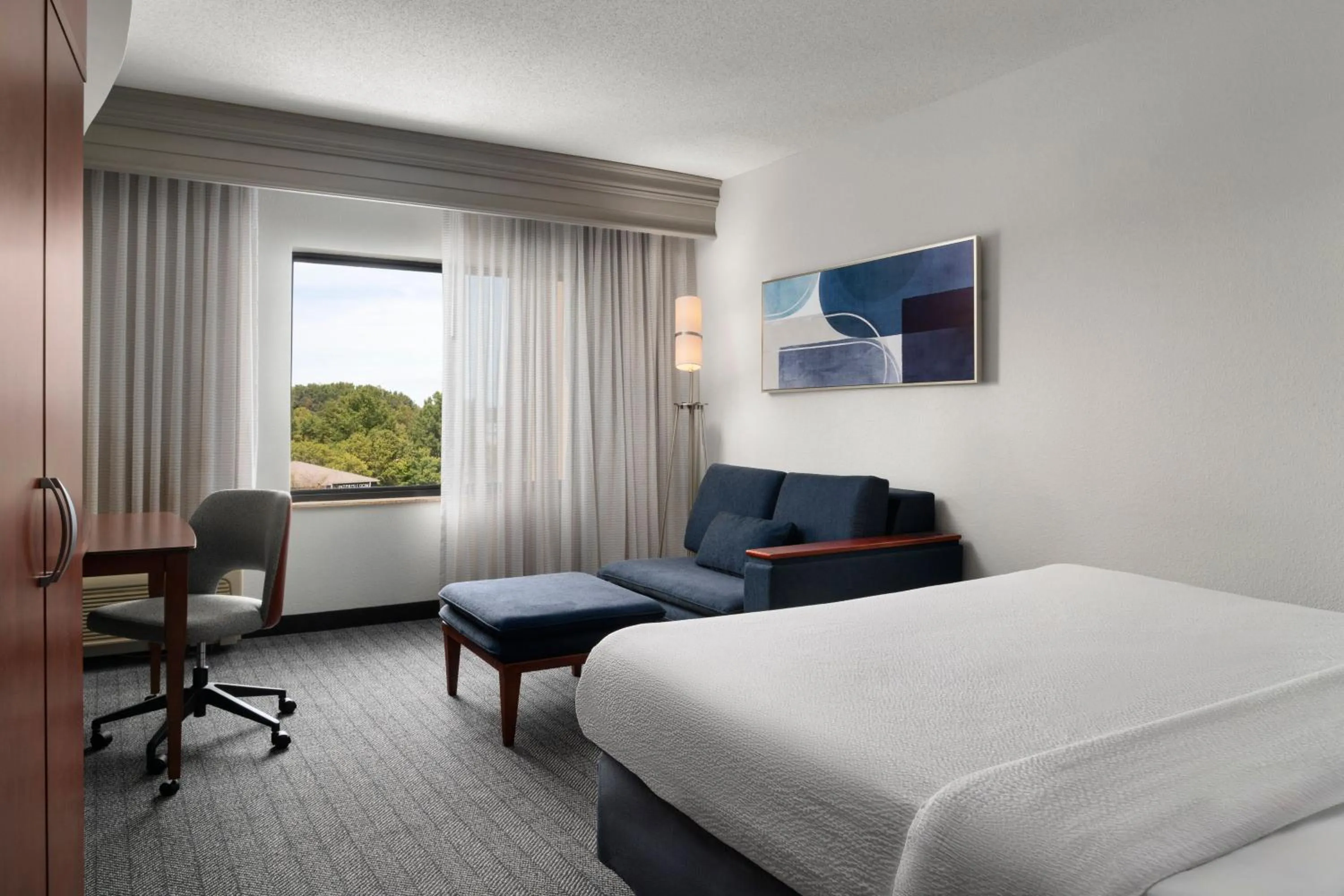 Photo of the whole room, Bed in Courtyard Richmond North/Glen Allen