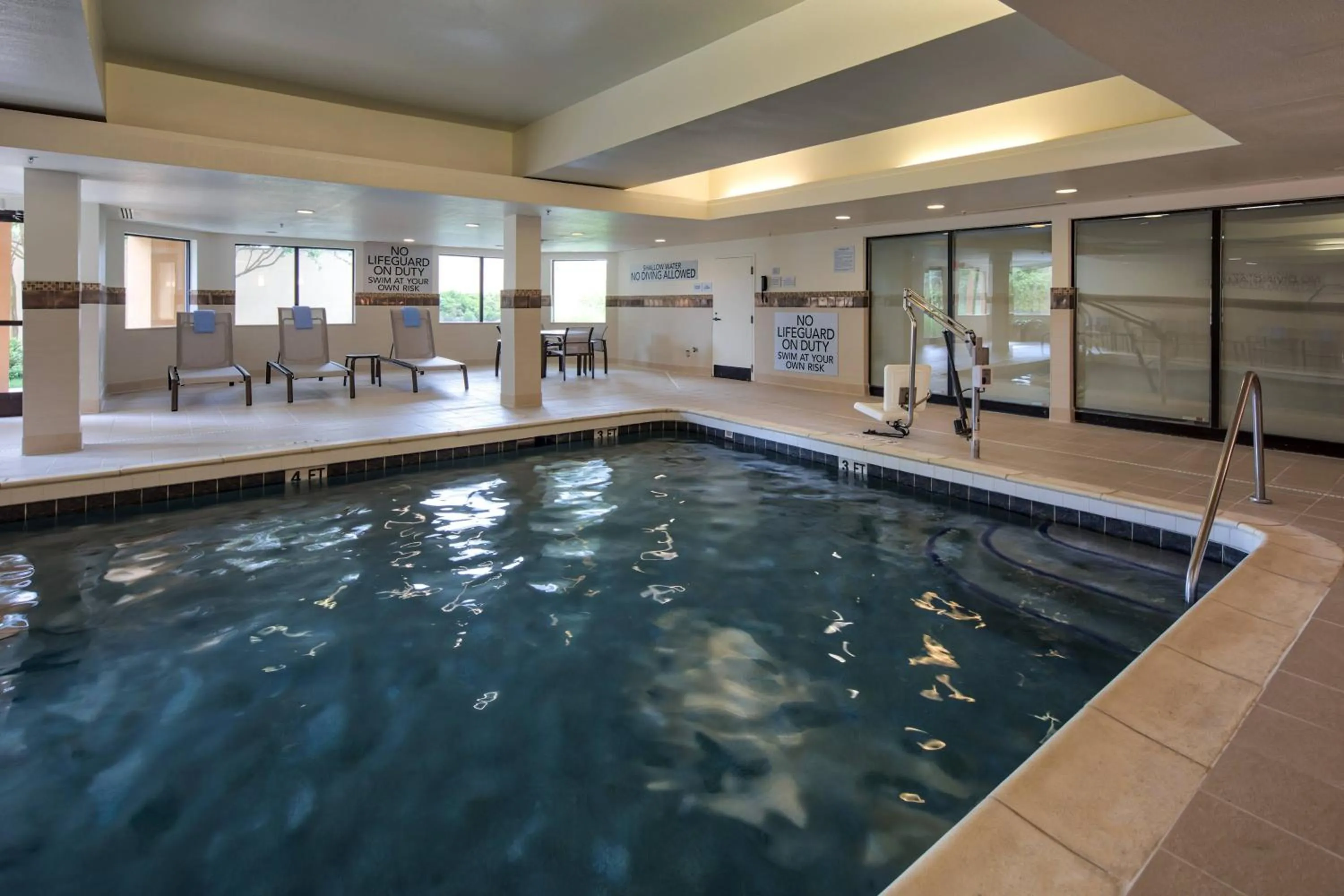 Swimming pool in Courtyard by Marriott Rock Hill