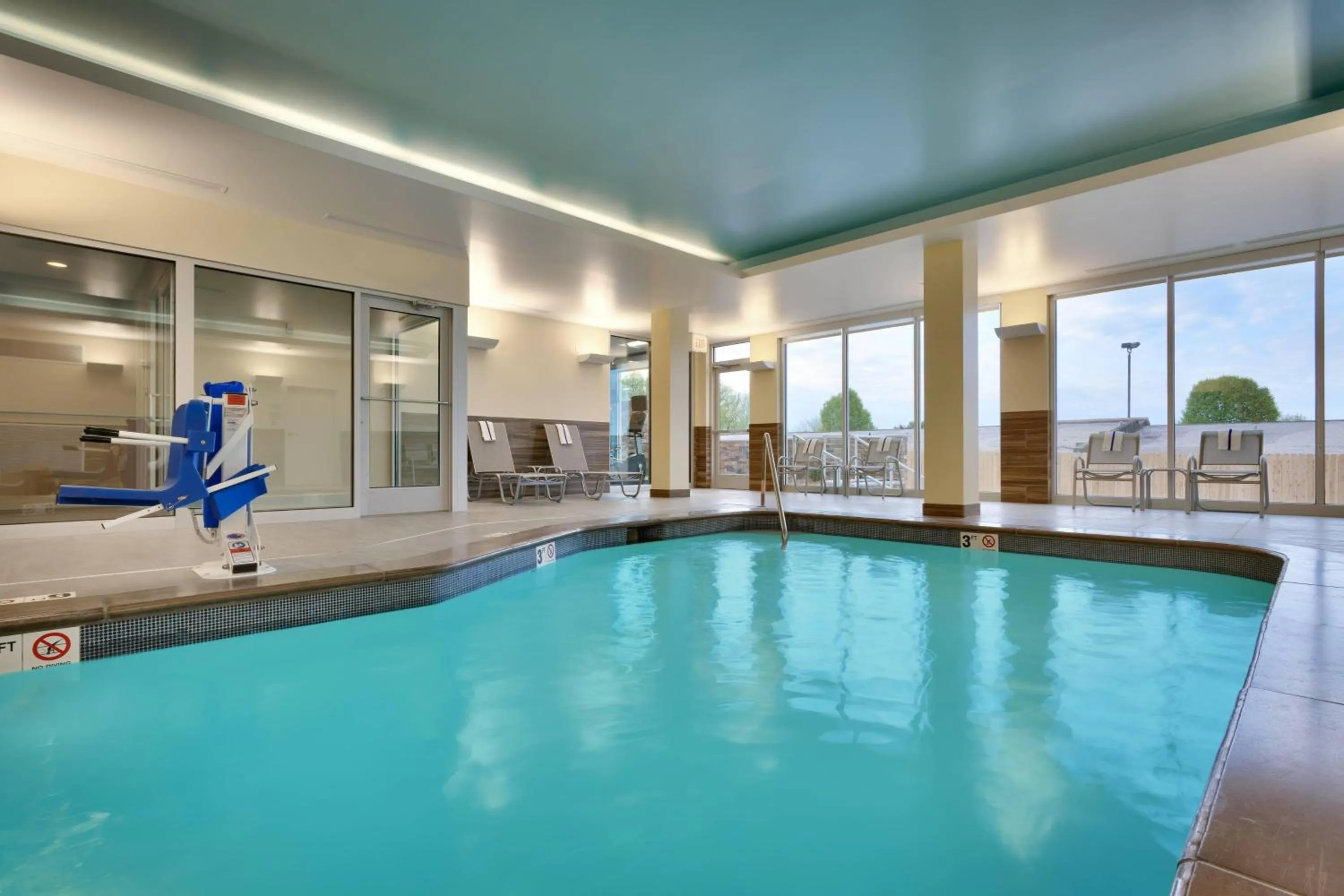 Swimming pool in Fairfield Inn & Suites by Marriott Springfield North