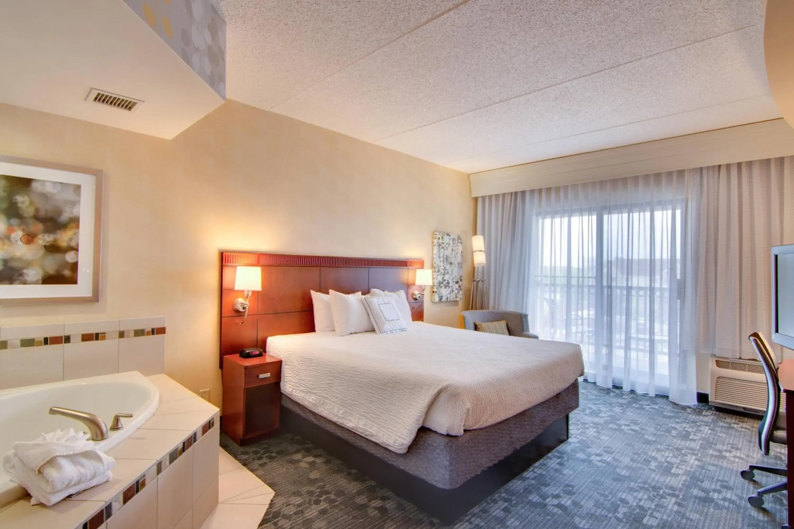 Superior King Room with Whirlpool in Courtyard Rochester Mayo Clinic Area/Saint Marys Superior King Room with Whirlpool in Courtyard Rochester Mayo Clinic Area/Saint Marys