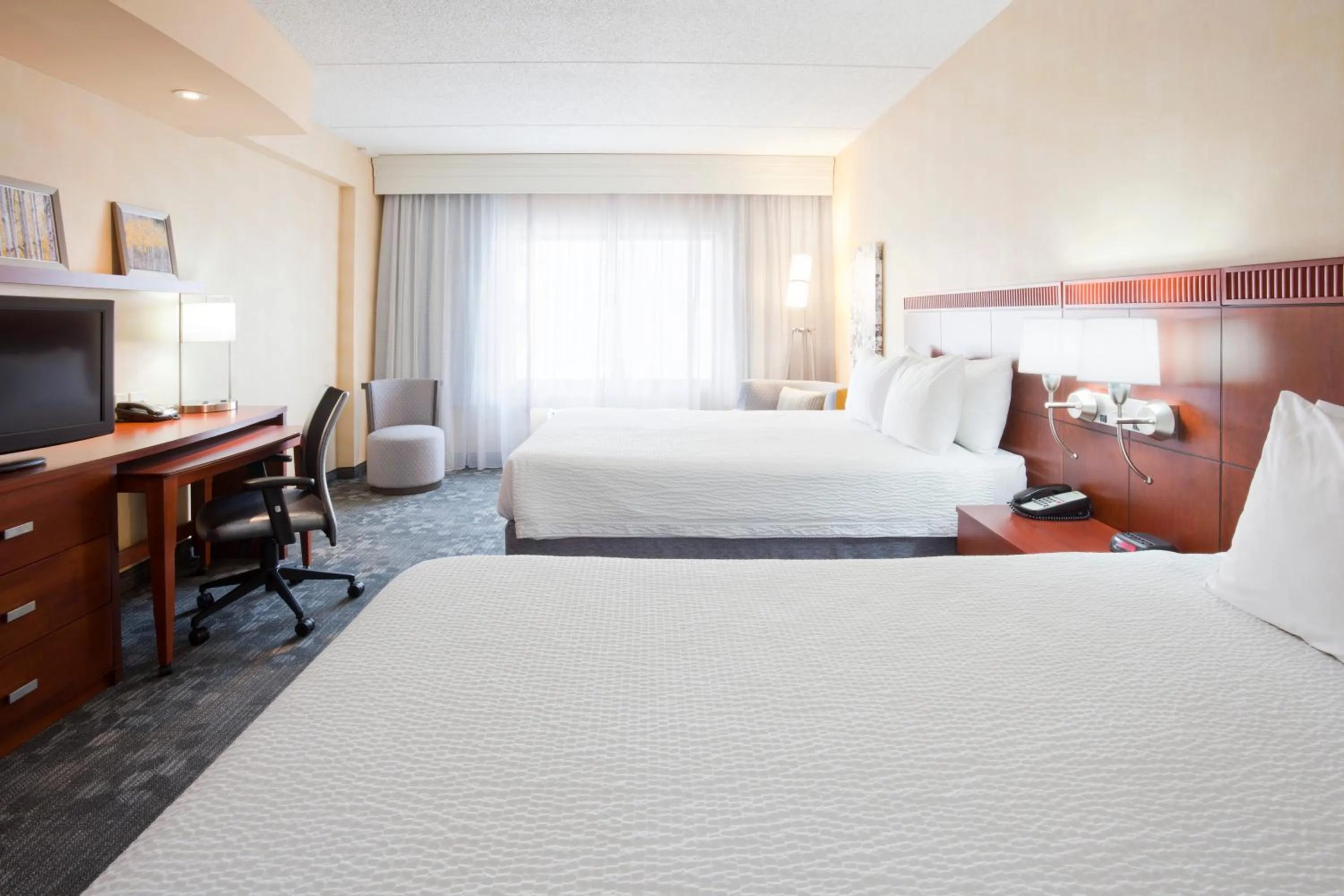 Bedroom, Bed in Courtyard Rochester Mayo Clinic Area/Saint Marys