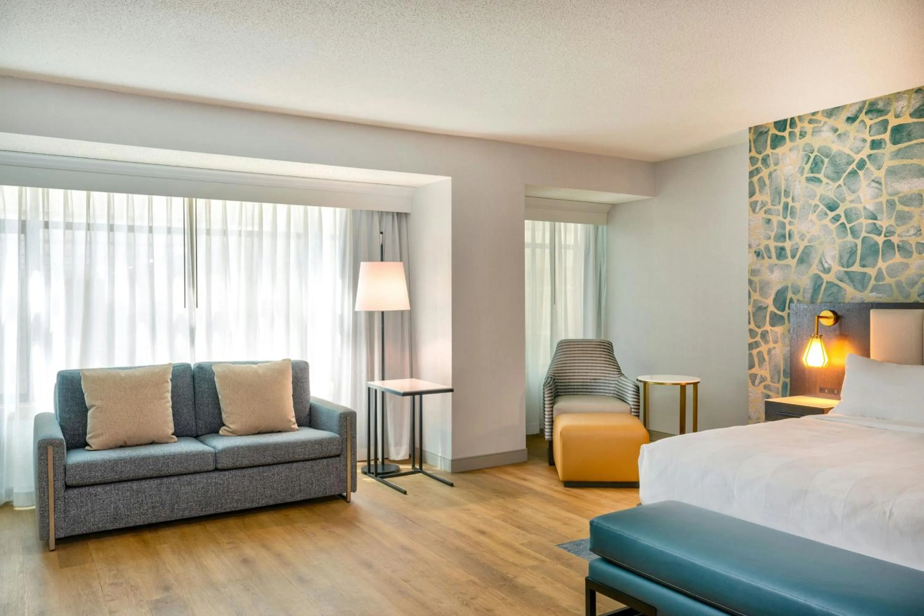 Photo of the whole room, Bed in Rochester Marriott Mayo Clinic Area