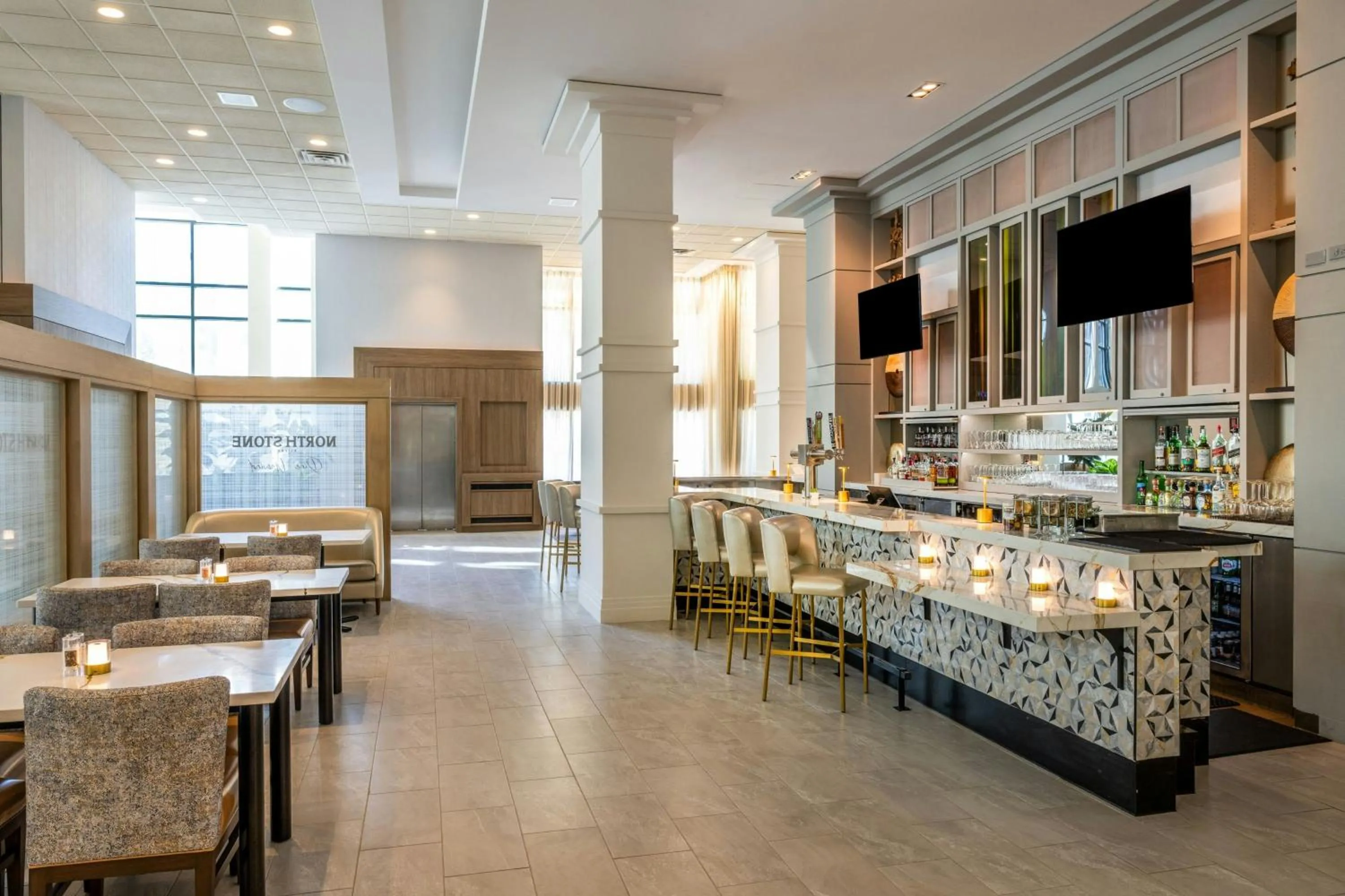 Lounge or bar in Rochester Marriott Mayo Clinic Area