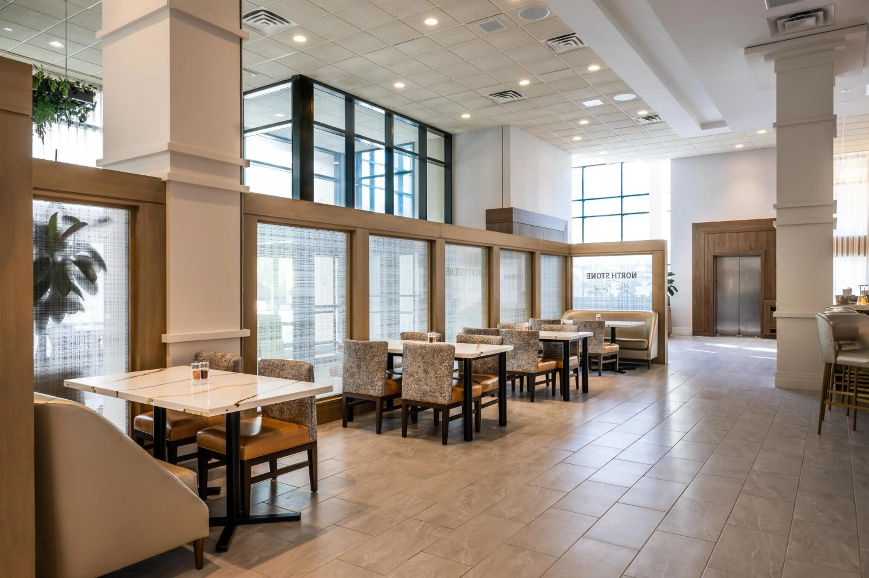 Lounge or bar in Rochester Marriott Mayo Clinic Area