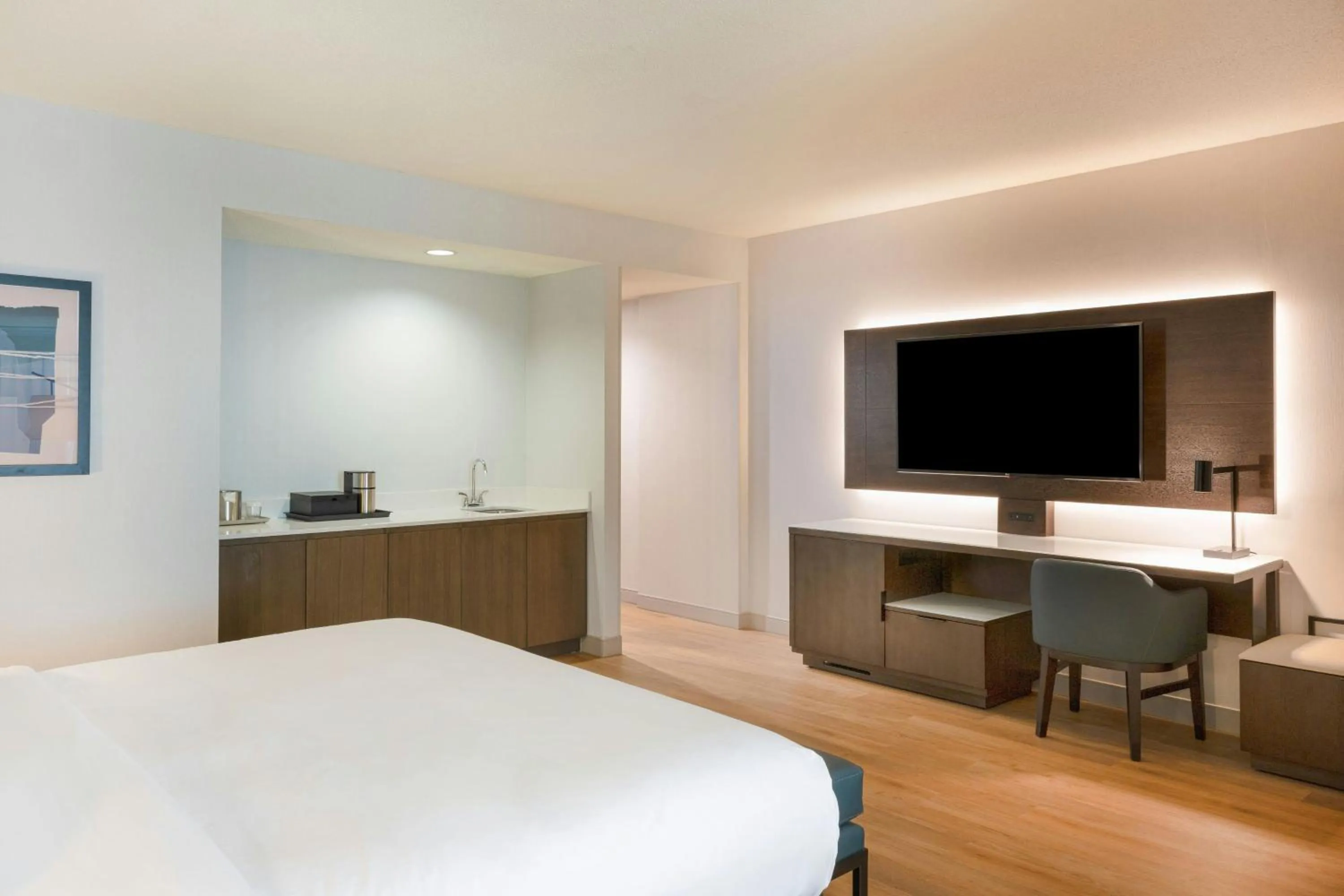 Photo of the whole room, Bed in Rochester Marriott Mayo Clinic Area