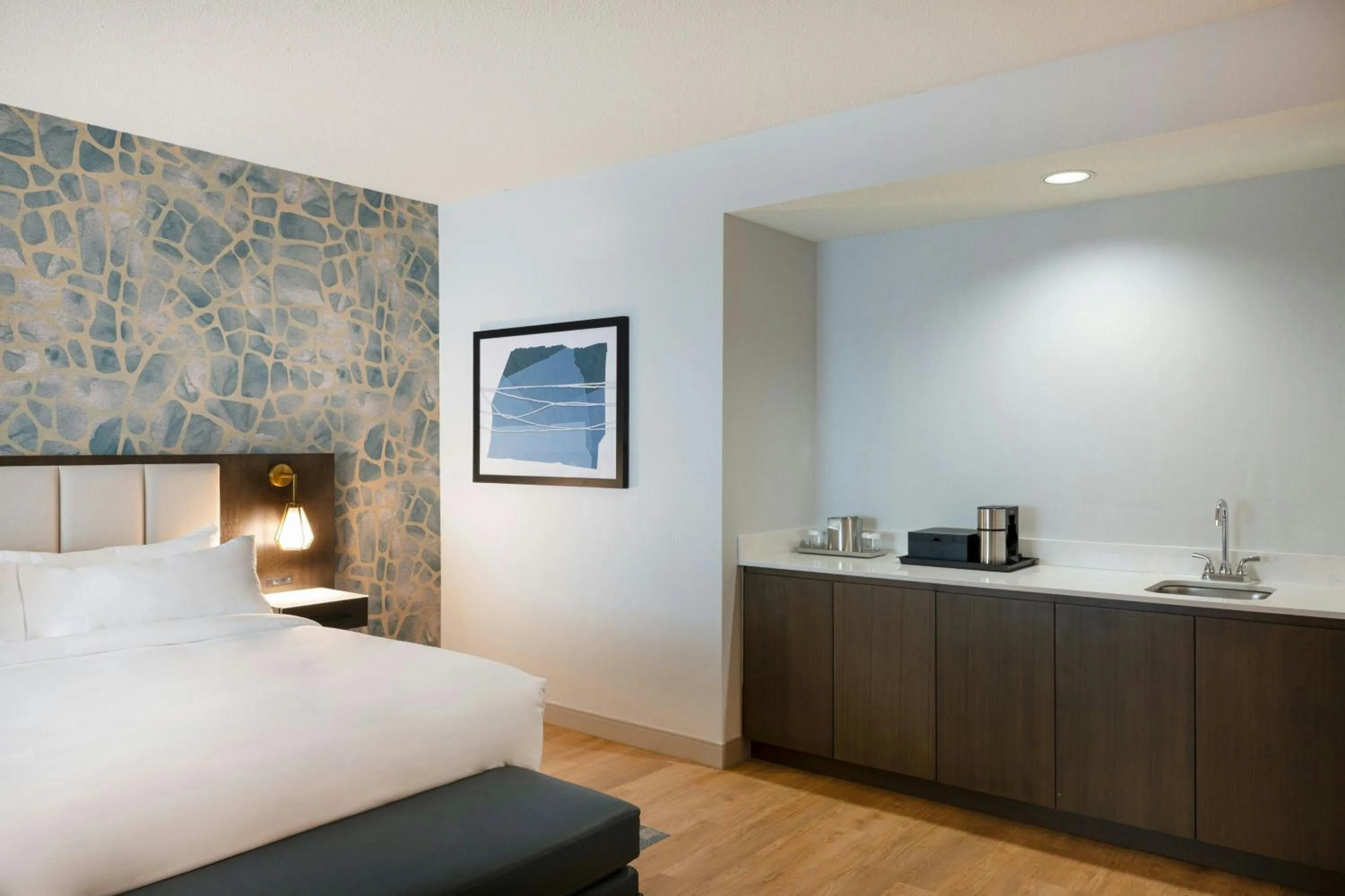 Photo of the whole room, Bed in Rochester Marriott Mayo Clinic Area