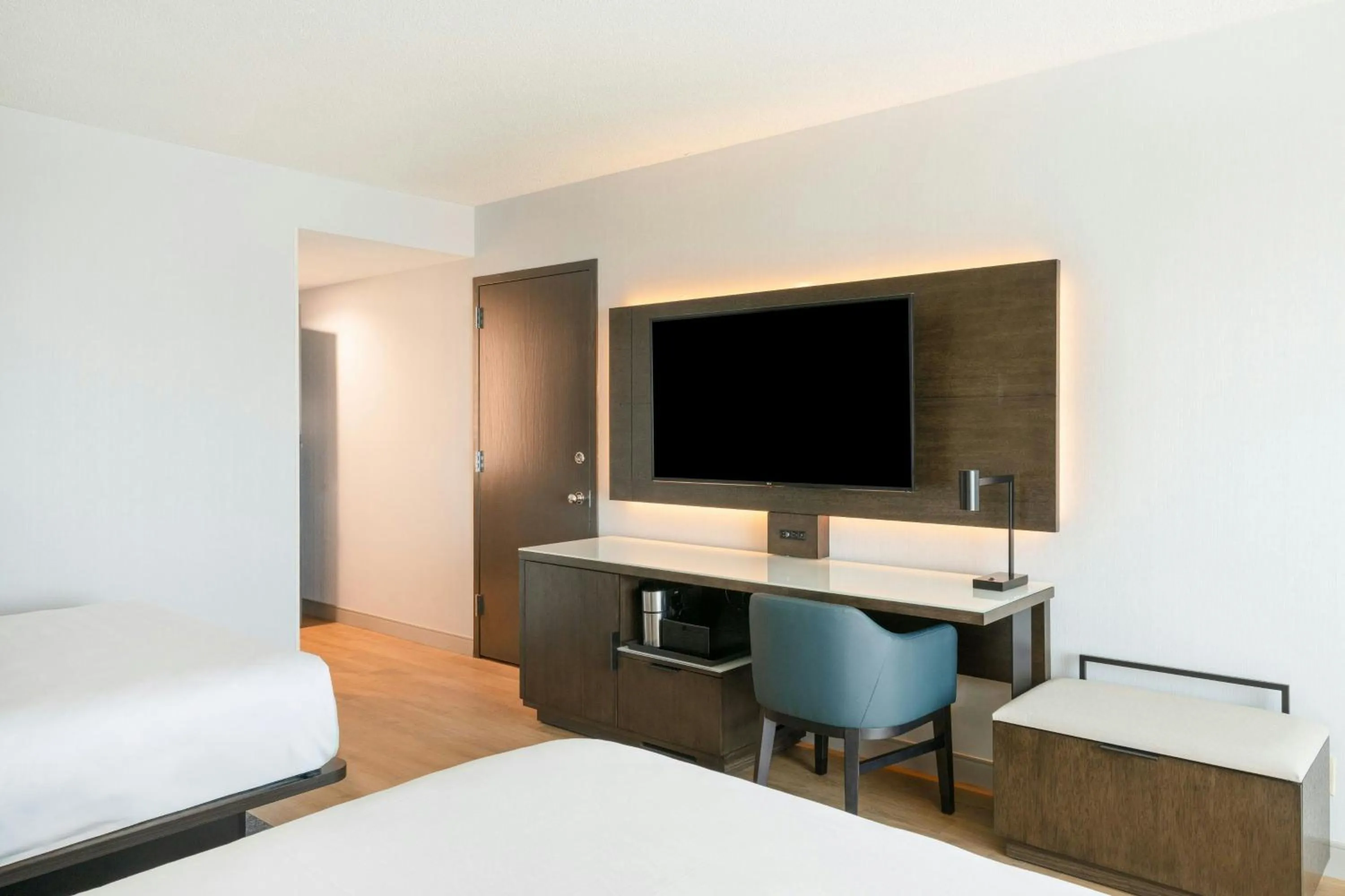 Photo of the whole room, Bed in Rochester Marriott Mayo Clinic Area