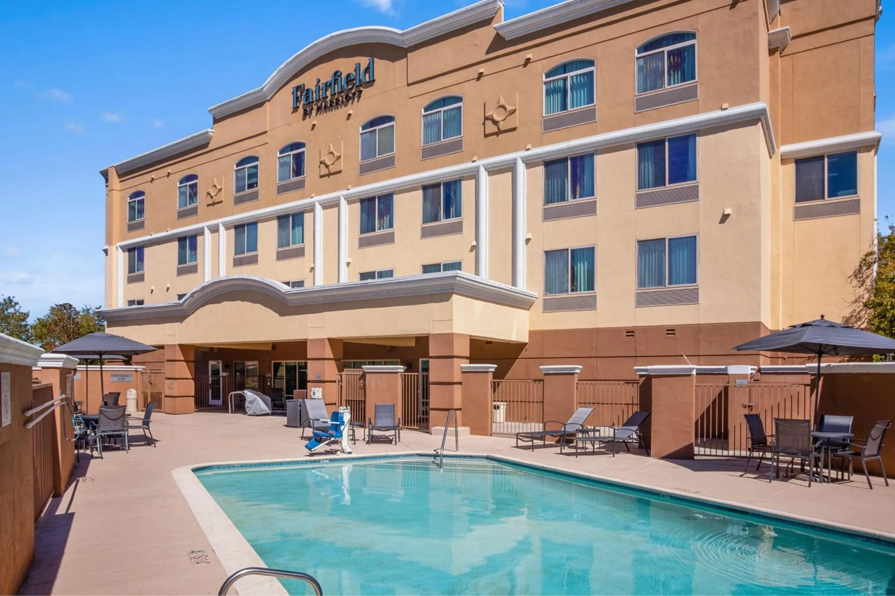 Swimming pool in Fairfield Inn & Suites Rancho Cordova