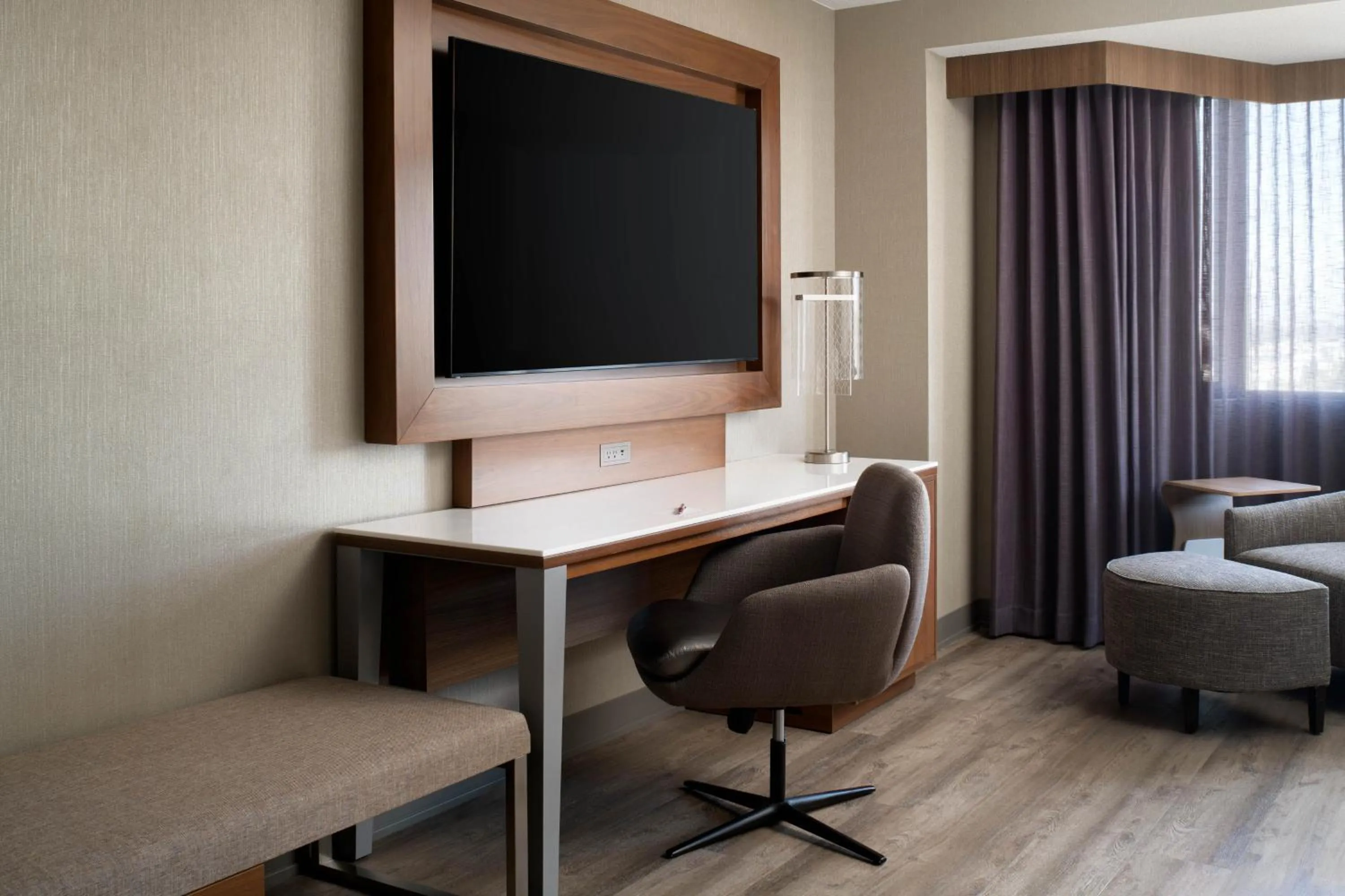 1 King Bed, Concierge Lounge Access, High Floor, Guest Room in Sacramento Marriott Rancho Cordova