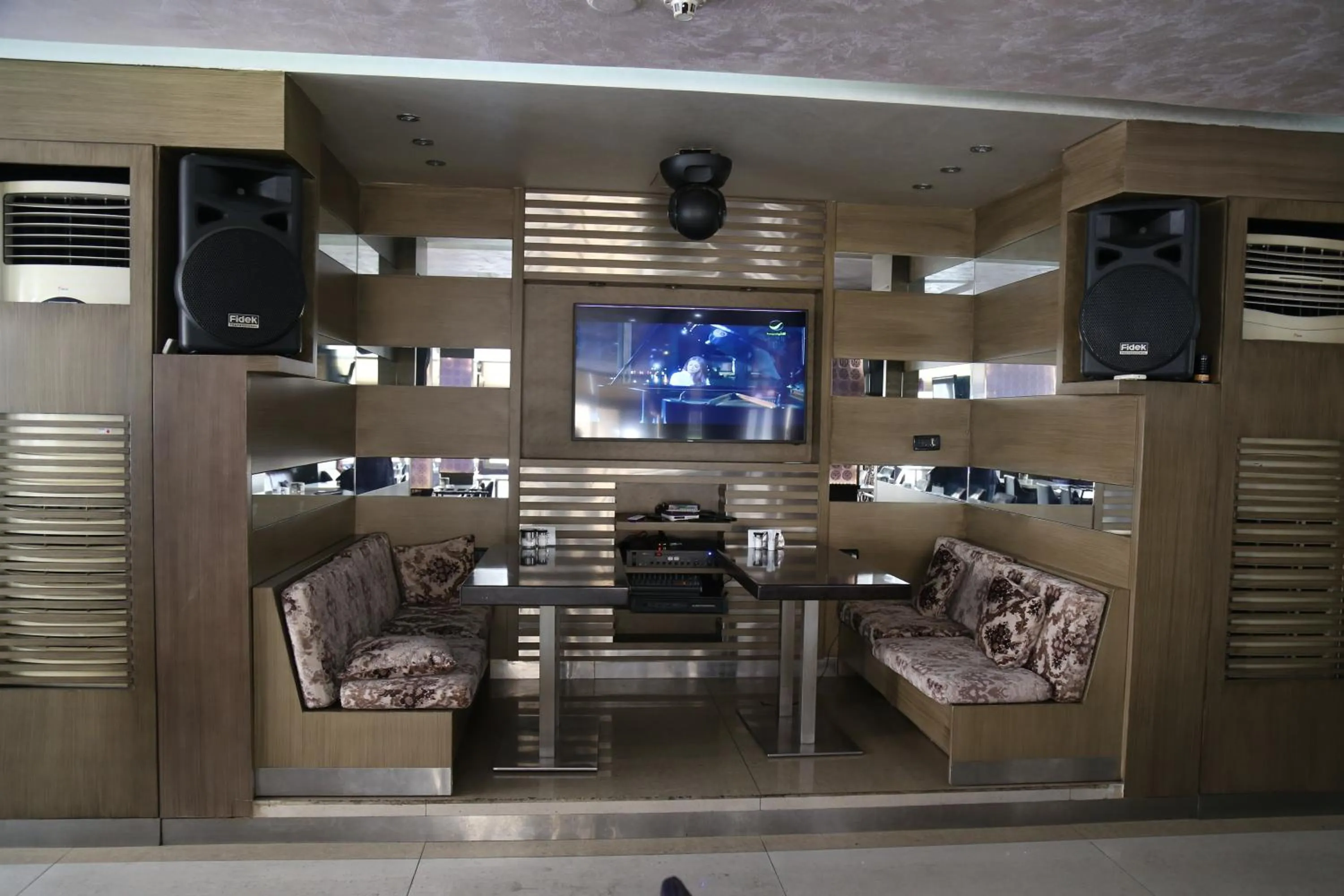 Restaurant/places to eat in Duroy Hotel