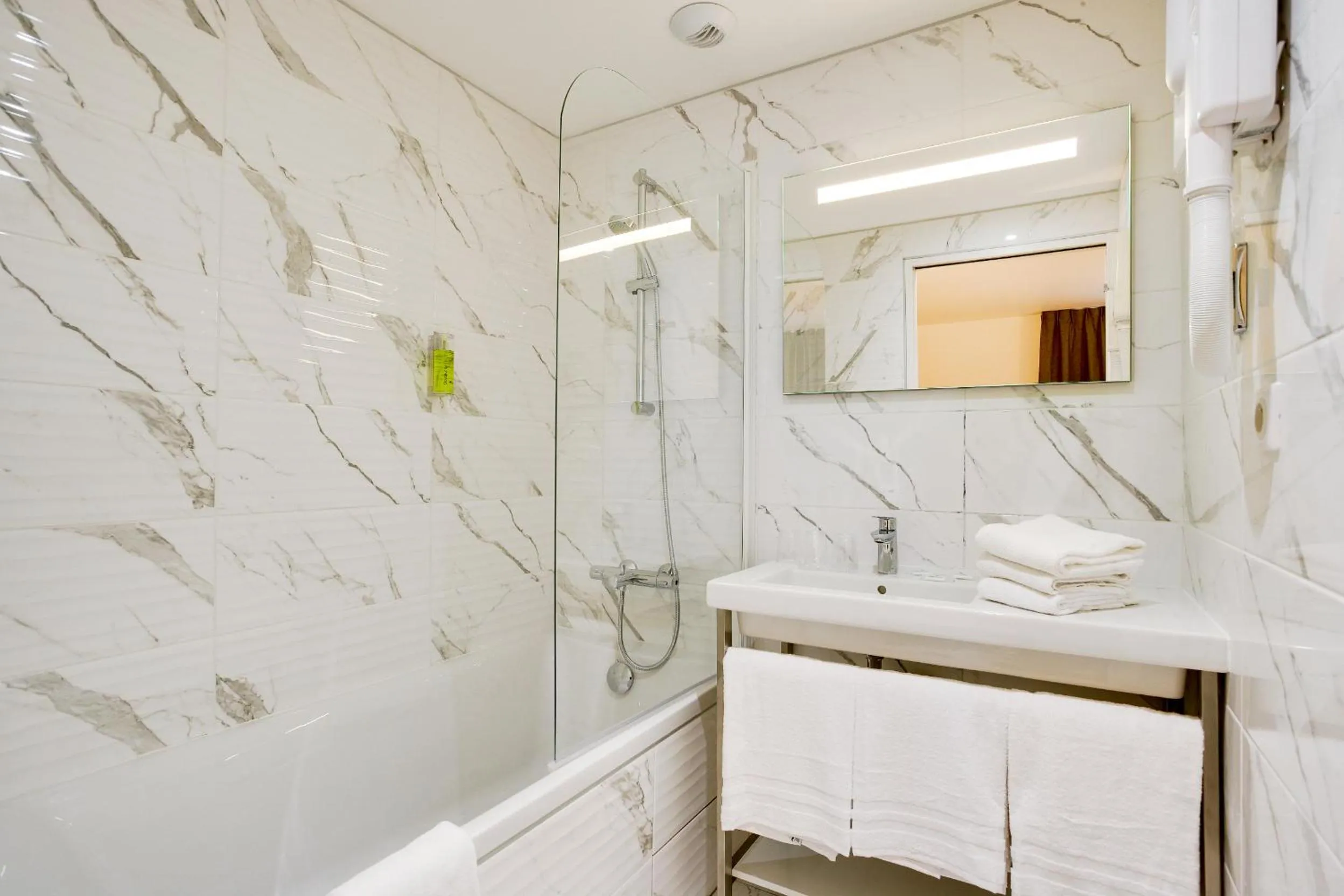 Bathroom in Brit Hotel Confort Loches