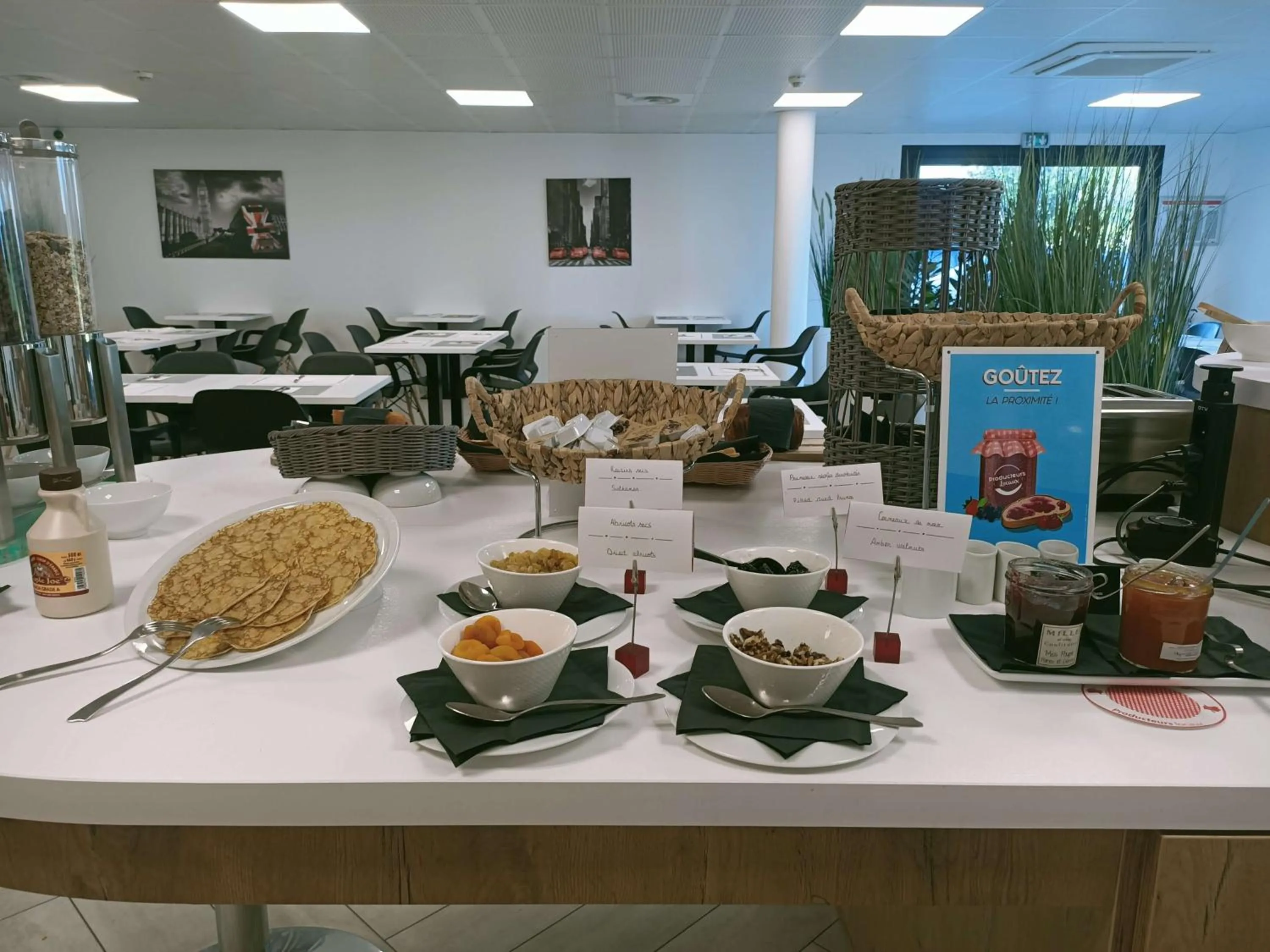 Breakfast in Brit Hotel Confort Loches