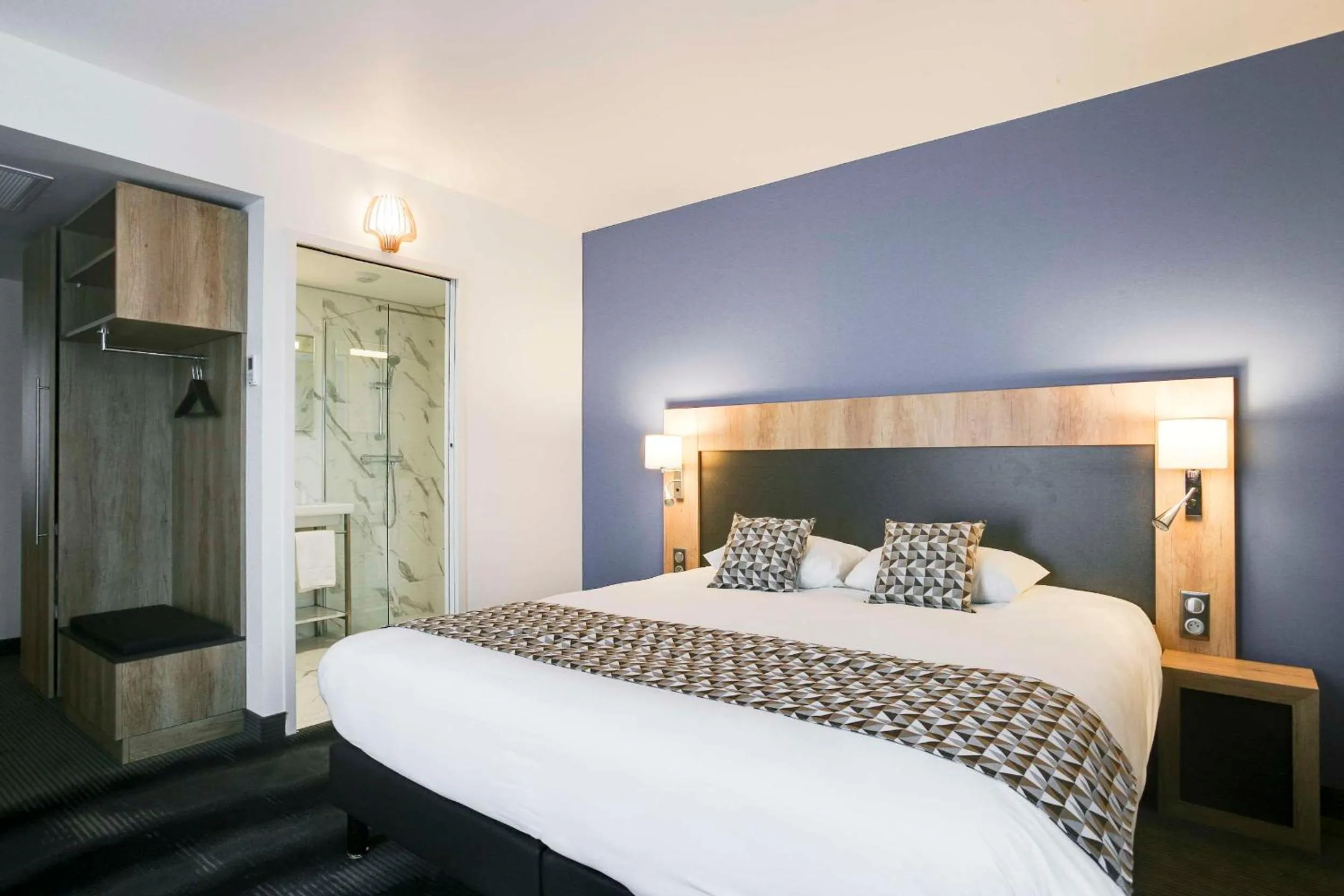 Bedroom, Bed in Brit Hotel Confort Loches