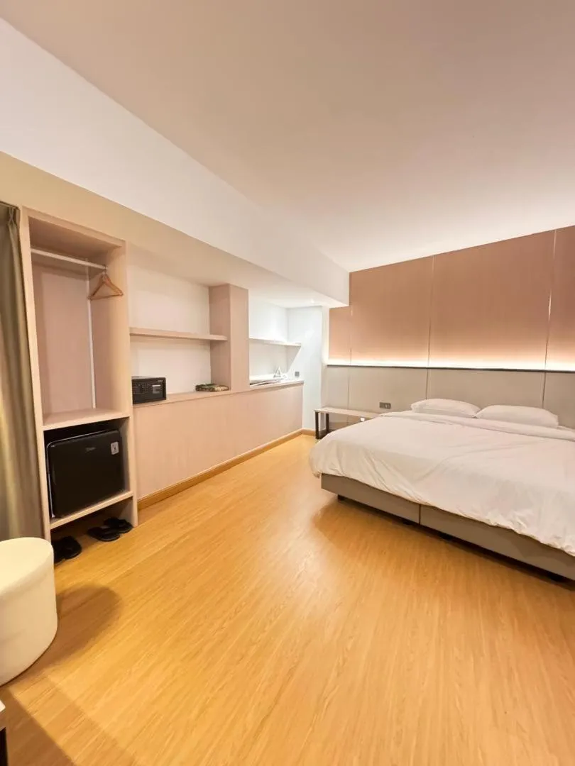 Bed in Ming Paragon Hotel