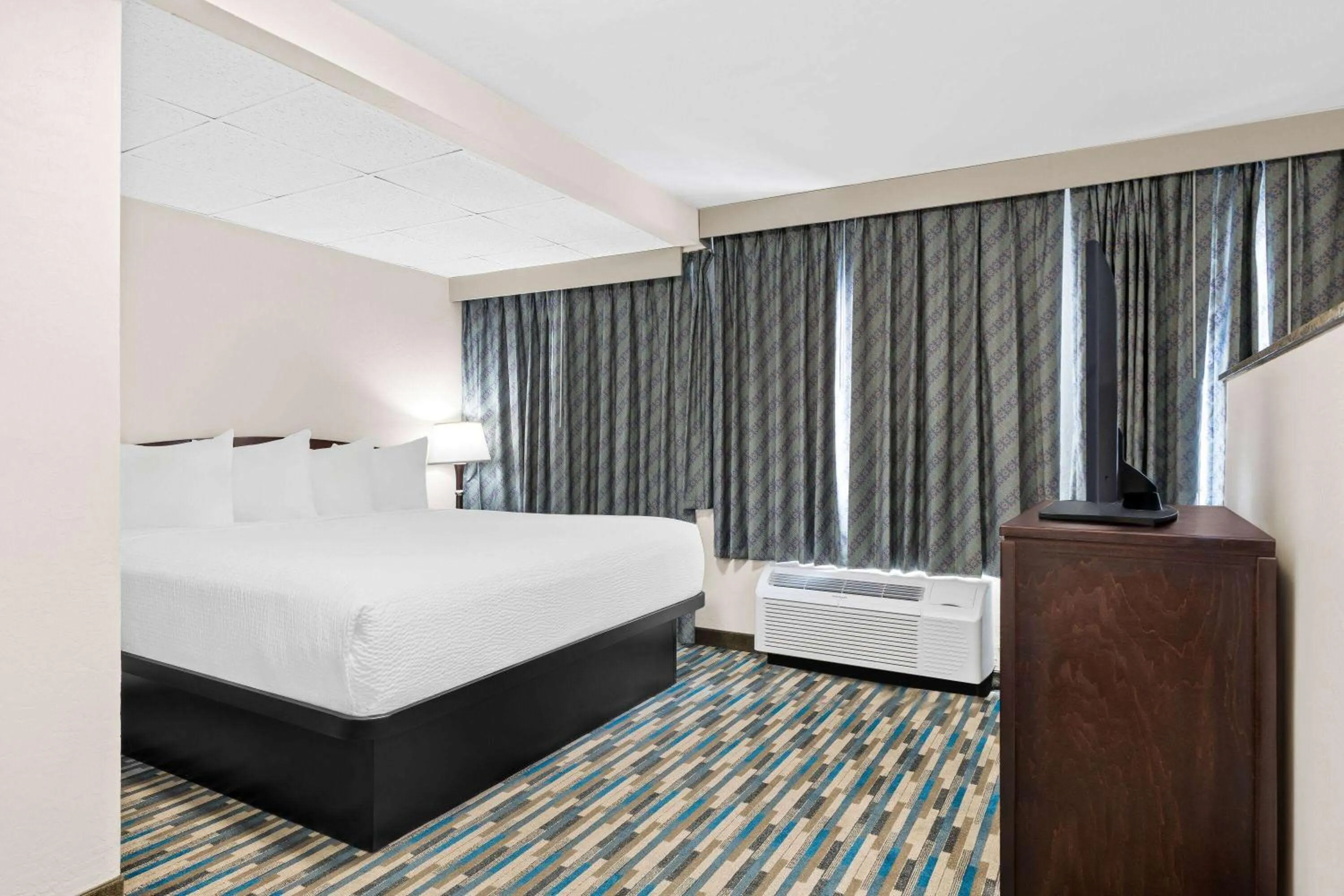 Photo of the whole room, Bed in Days Inn & Suites by Wyndham Mesa Near Phoenix