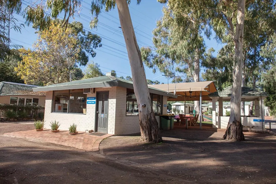 Communal kitchen in BIG4 Crystal Brook Tourist Park