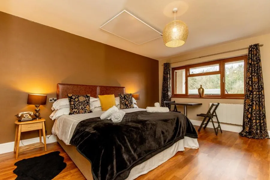 Photo of the whole room, Bed in The Gower Hotel