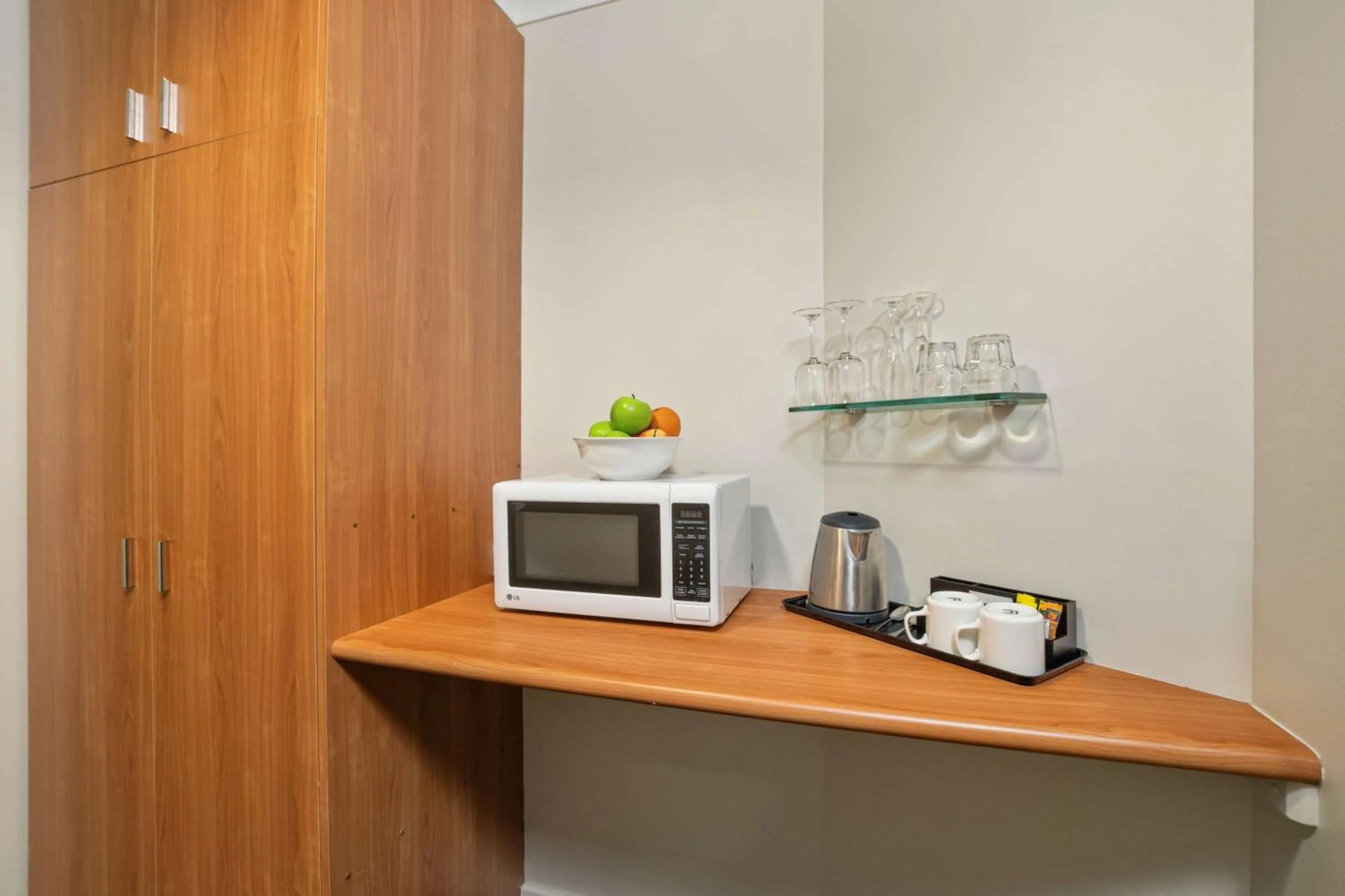 Coffee/tea facilities in Metro Hotel Perth City