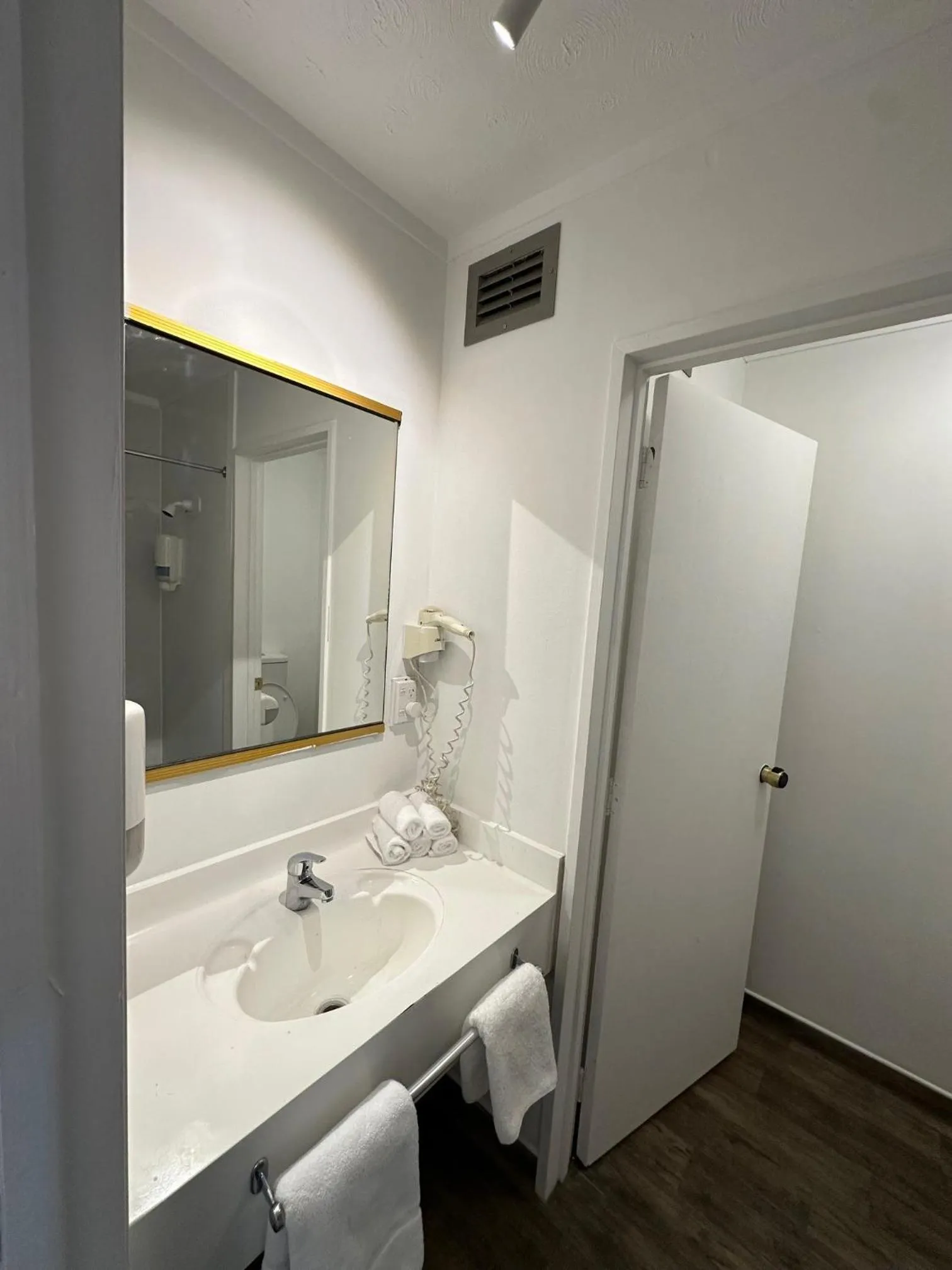 Bathroom in Chelmswood Motel Taupo