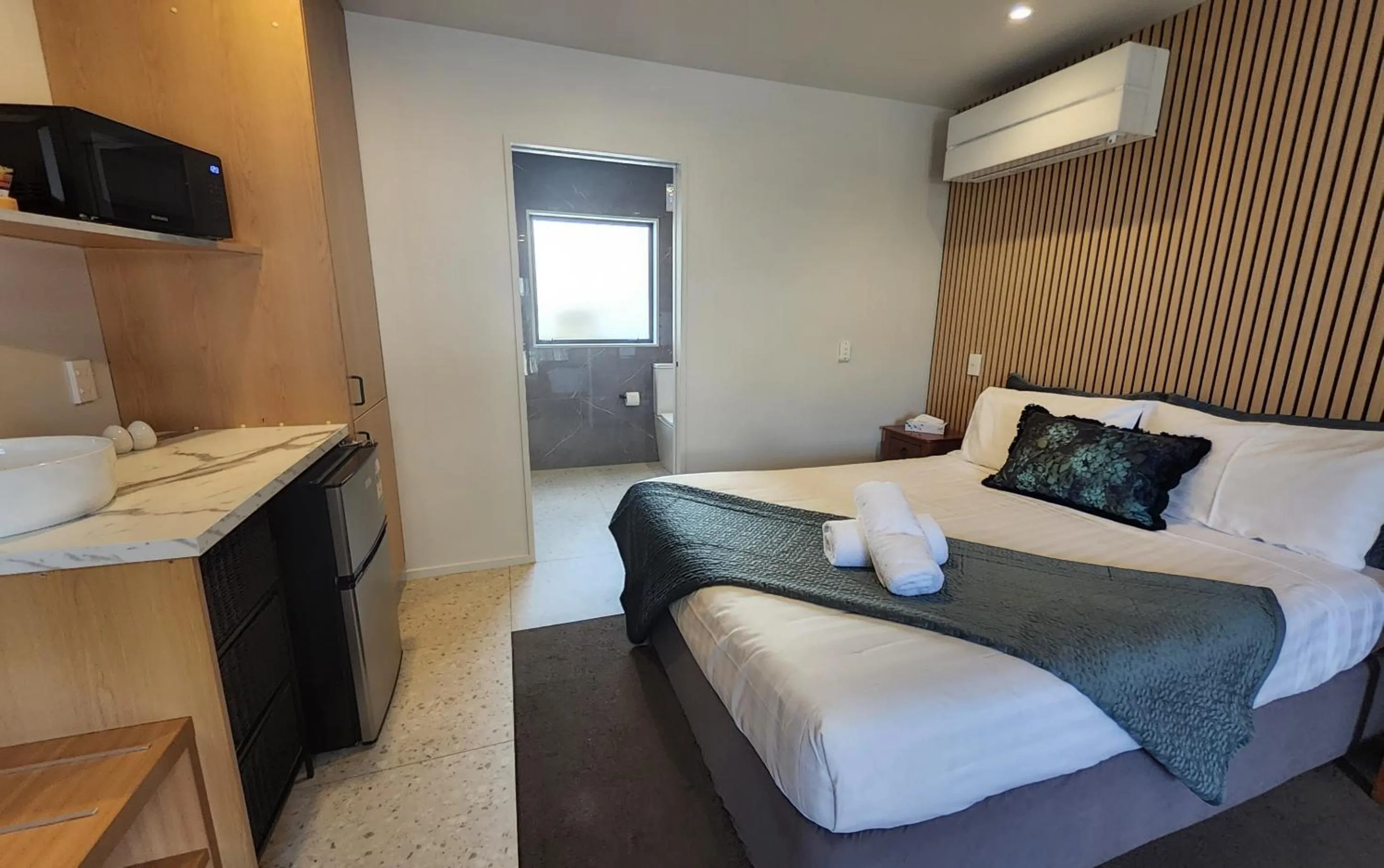 Bed in Alpine Lodge Motel