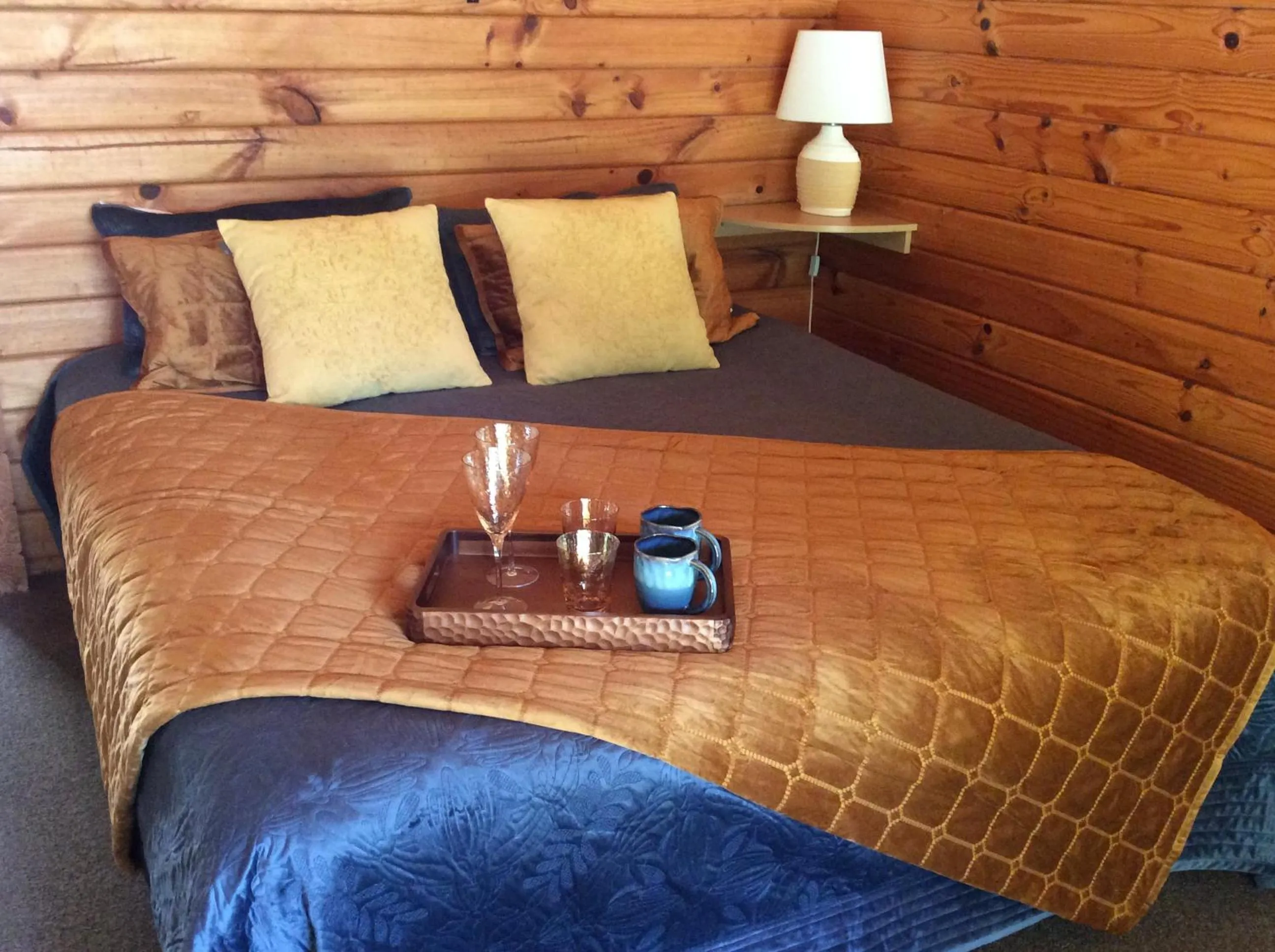 Bed in Alpine Lodge Motel