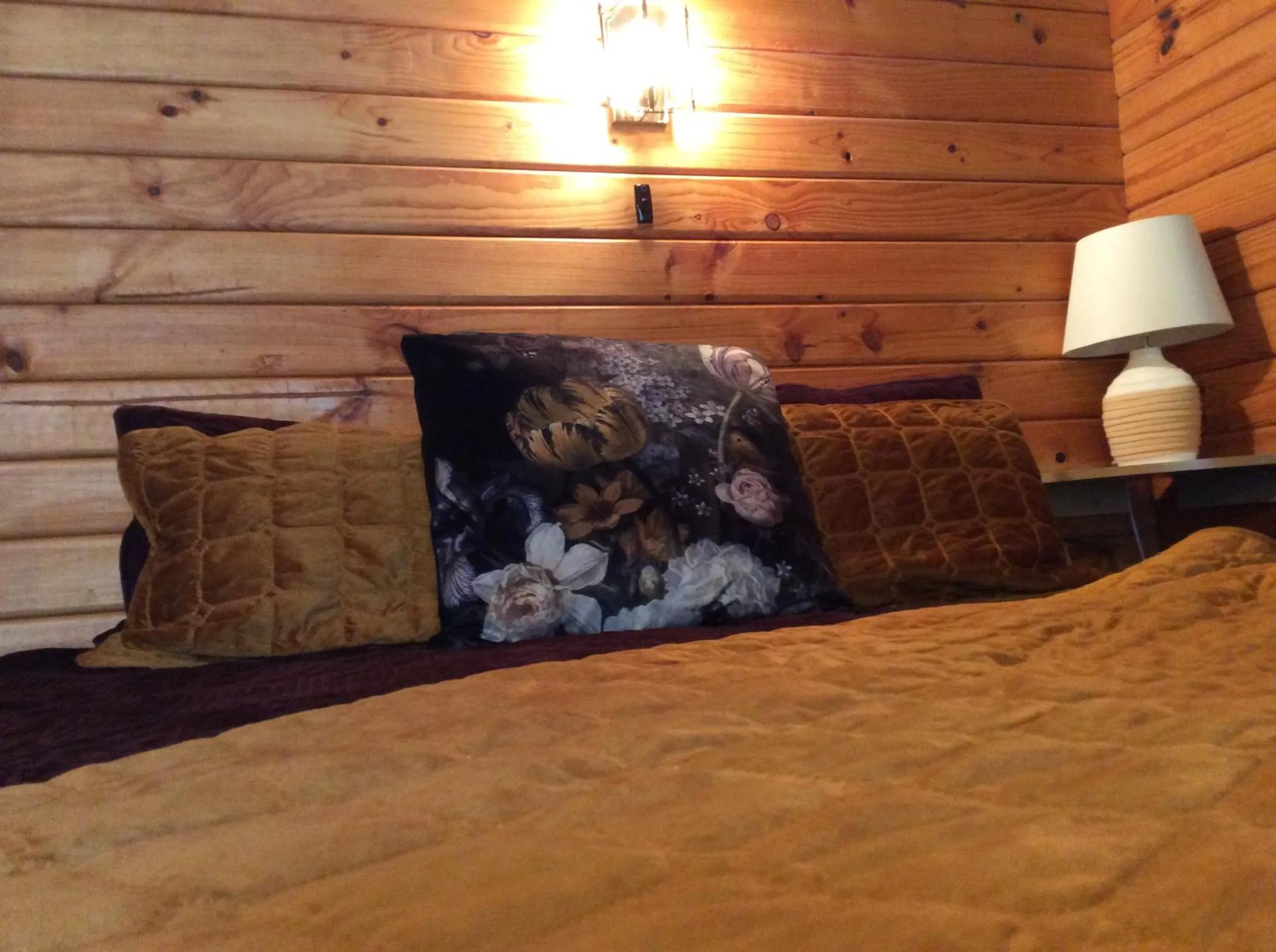 Bed in Alpine Lodge Motel