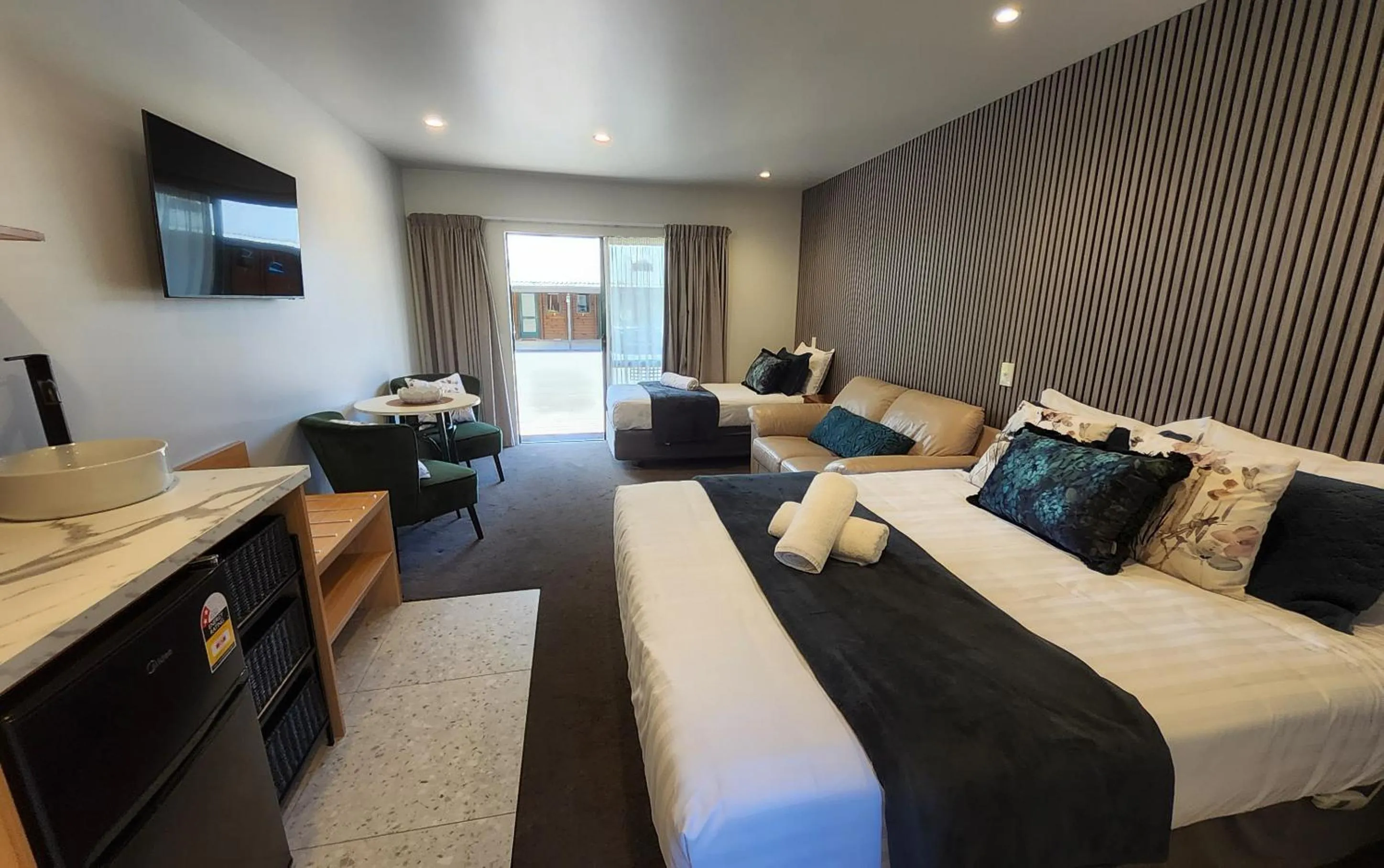 Bed in Alpine Lodge Motel