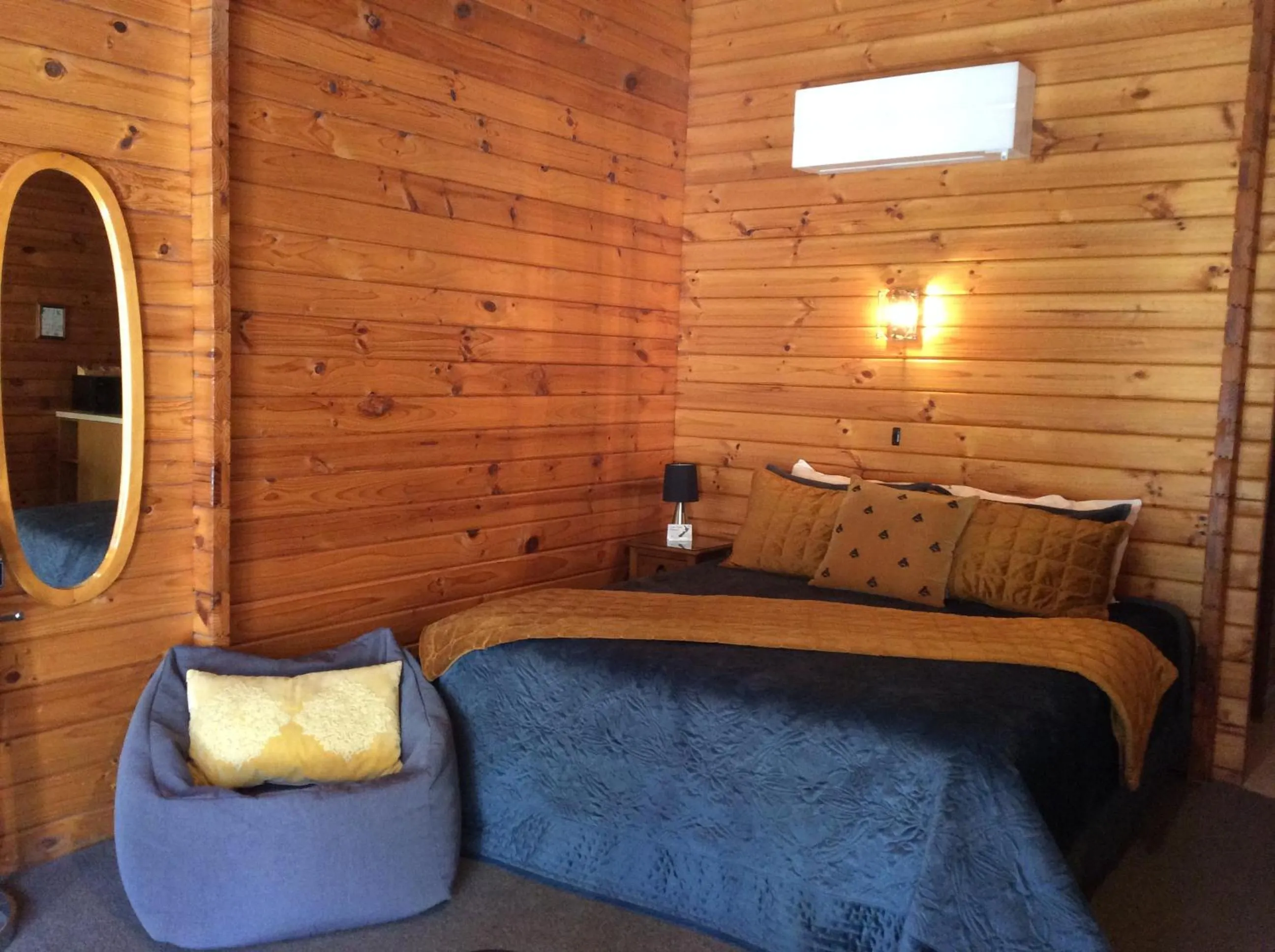 Bed in Alpine Lodge Motel