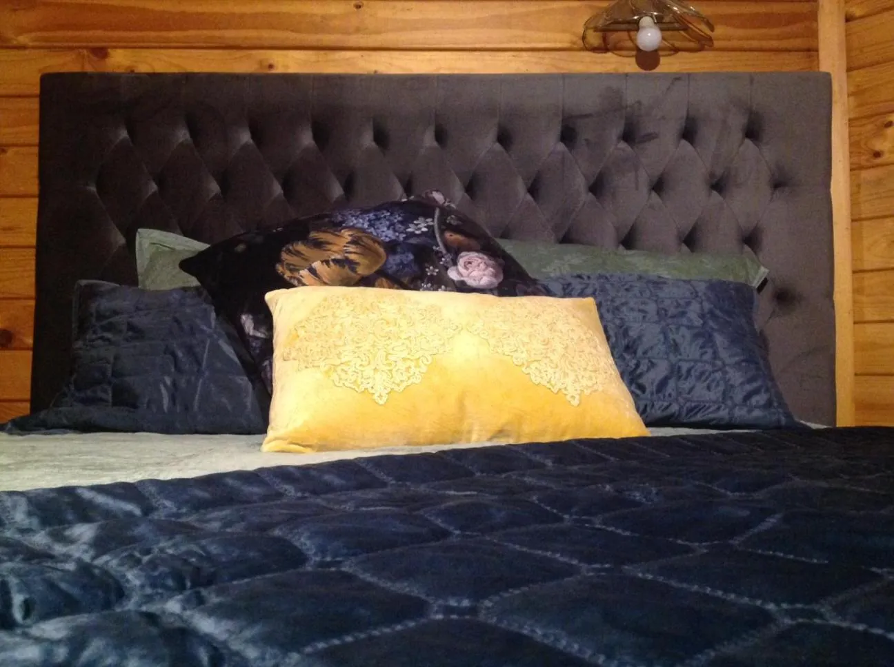 Bed in Alpine Lodge Motel