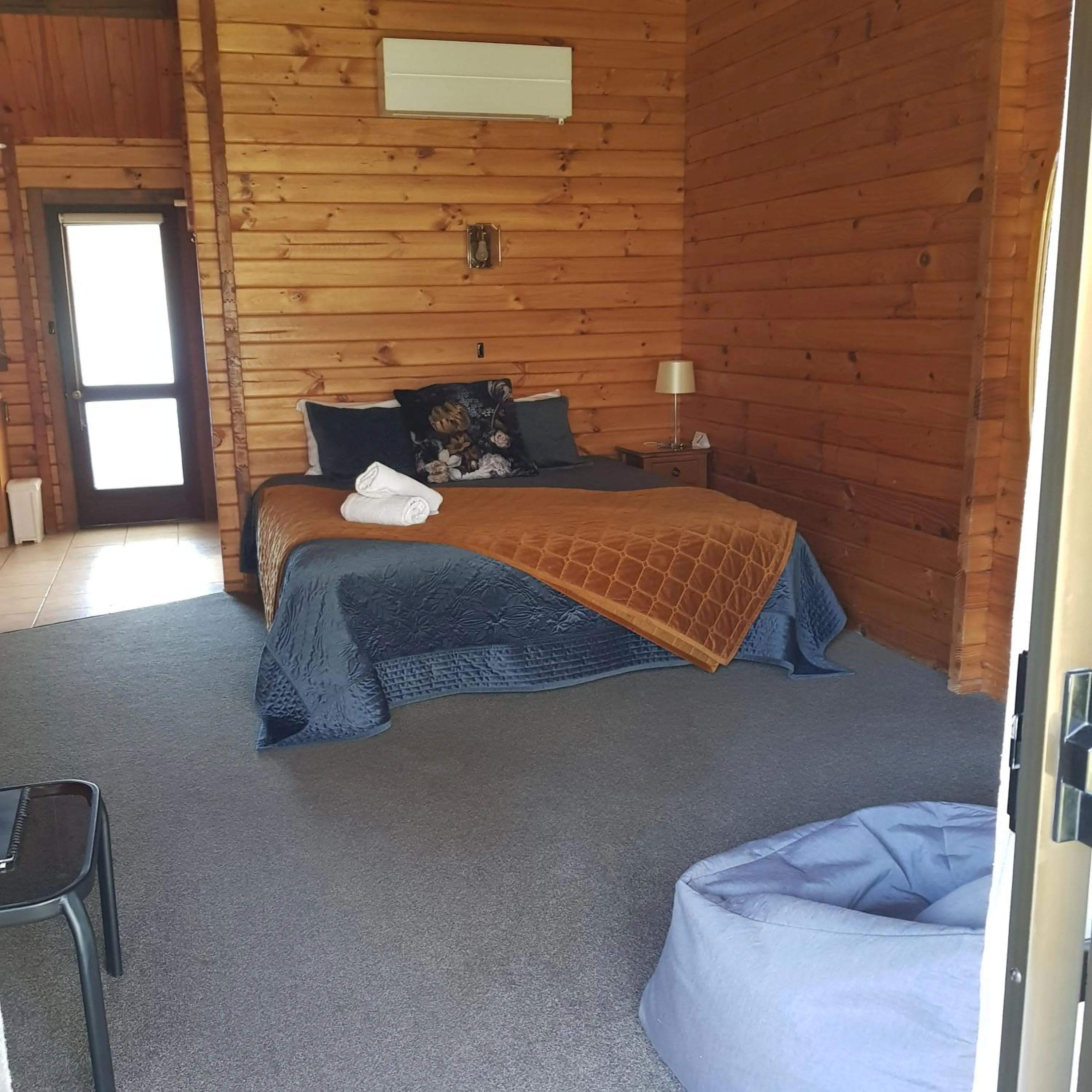 Bed in Alpine Lodge Motel