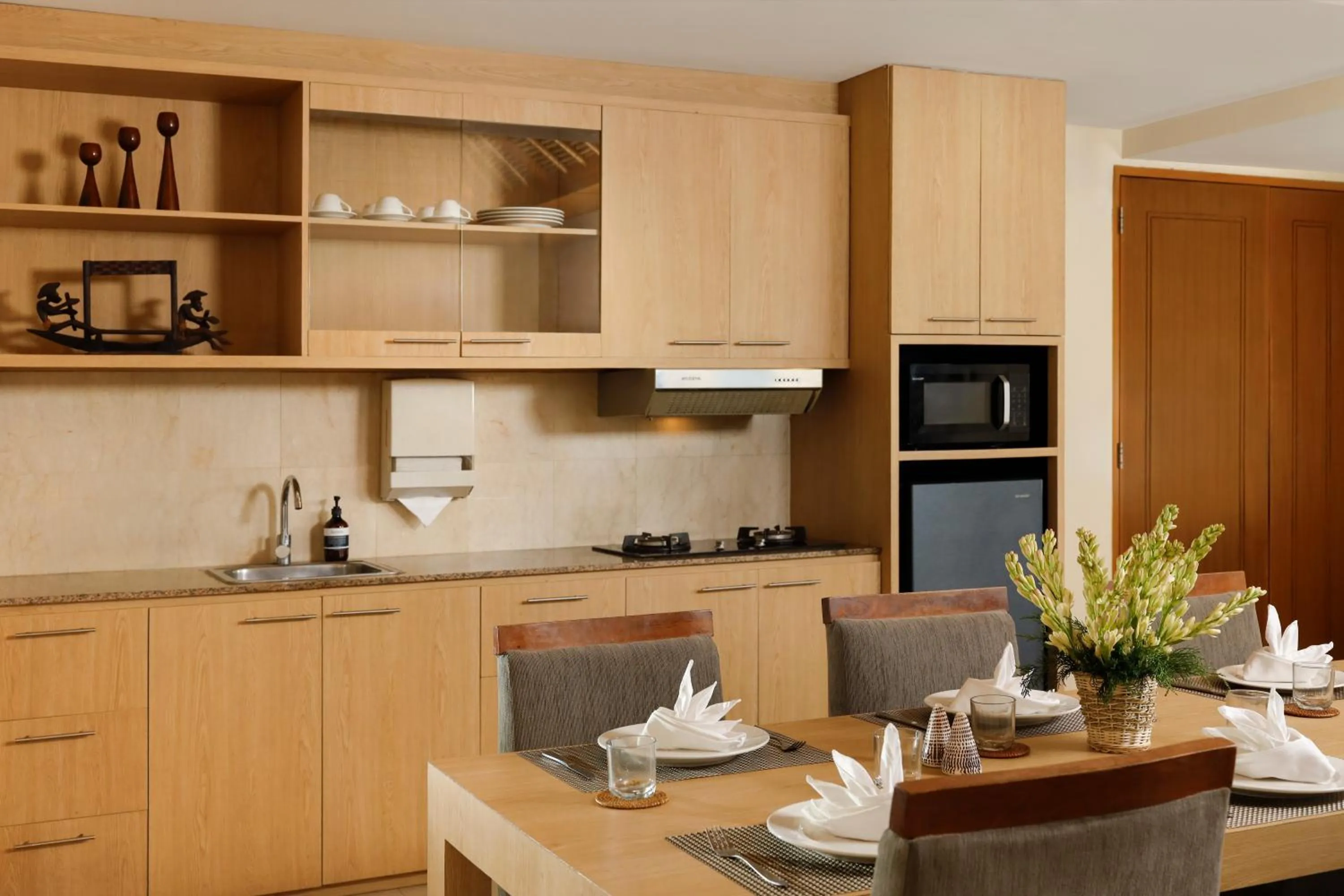 Dining area in Sara Residence by Nakula