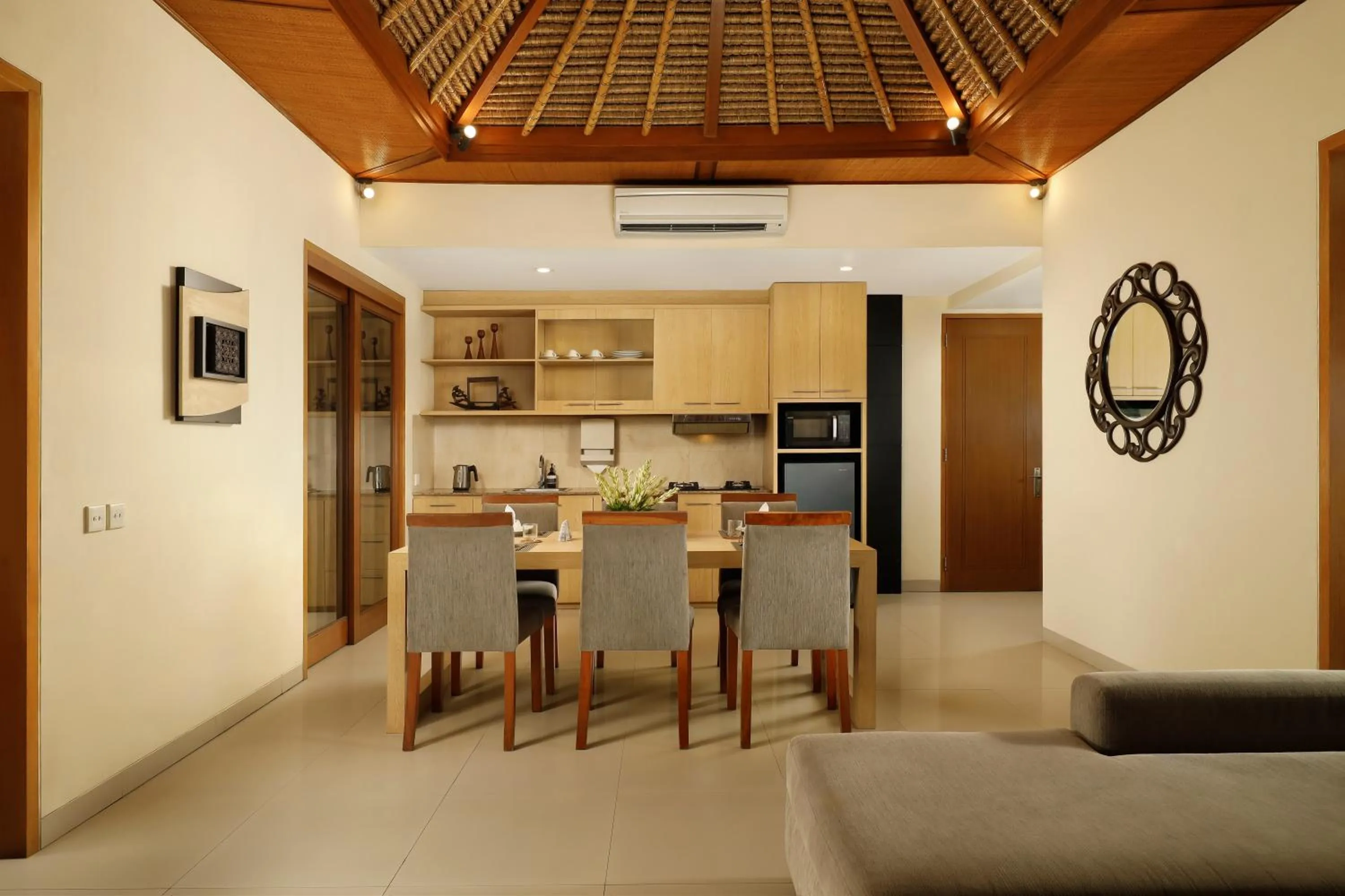 Dining area in Sara Residence by Nakula