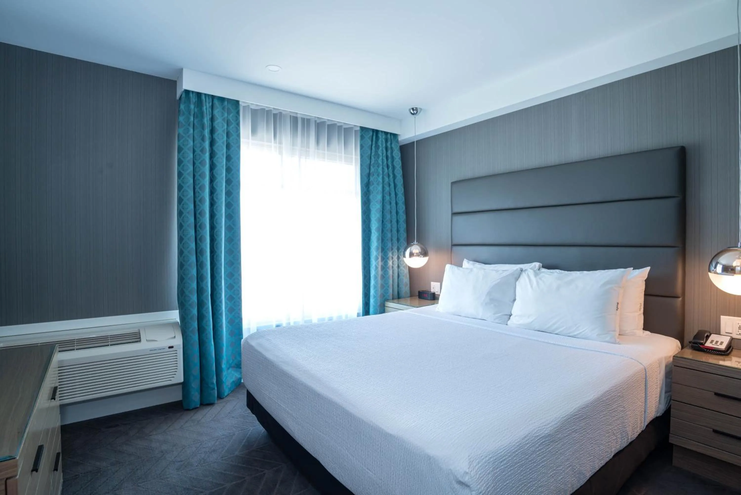 Photo of the whole room, Bed in Sandman Signature Calgary Airport Hotel