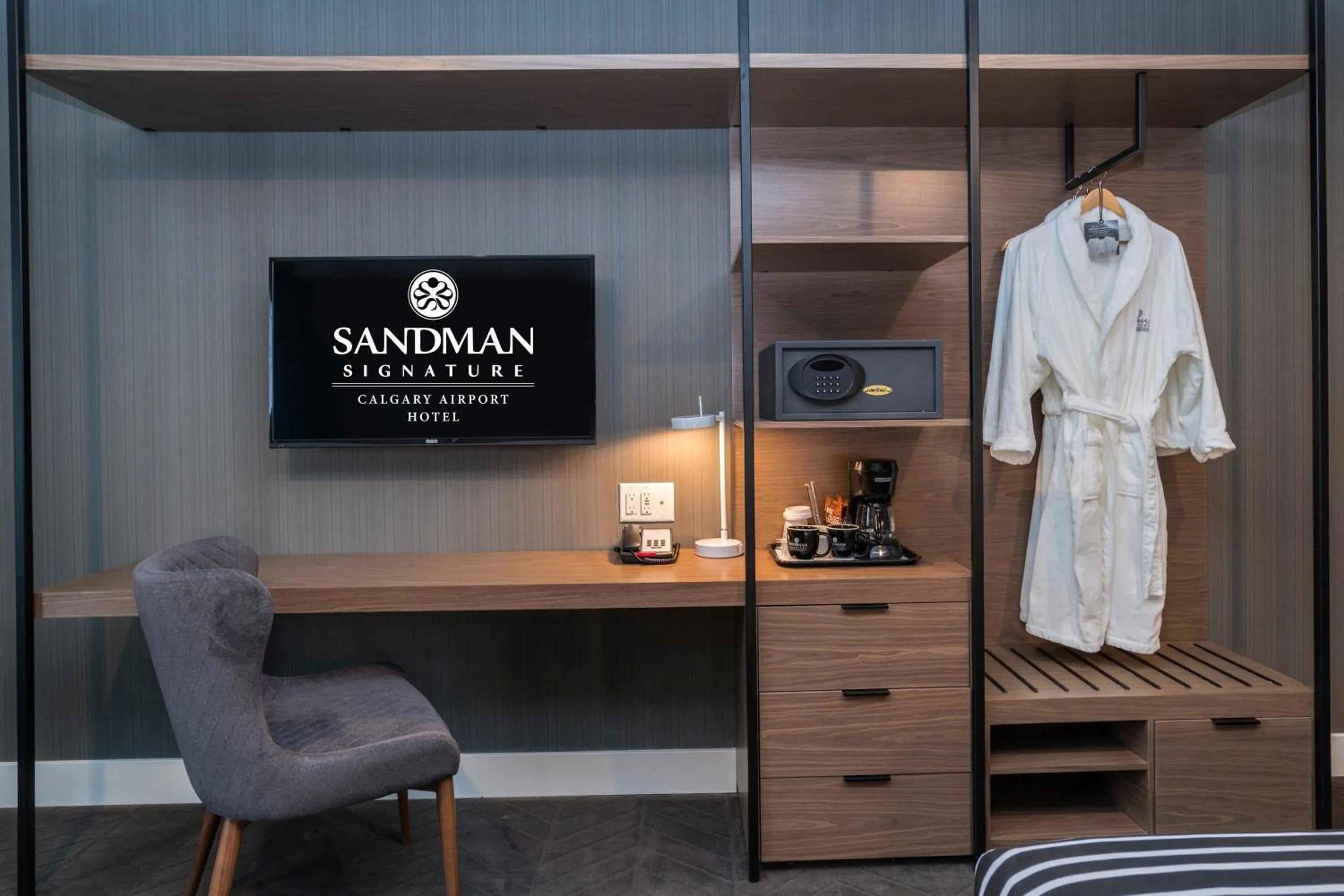 Photo of the whole room, Bed in Sandman Signature Calgary Airport Hotel