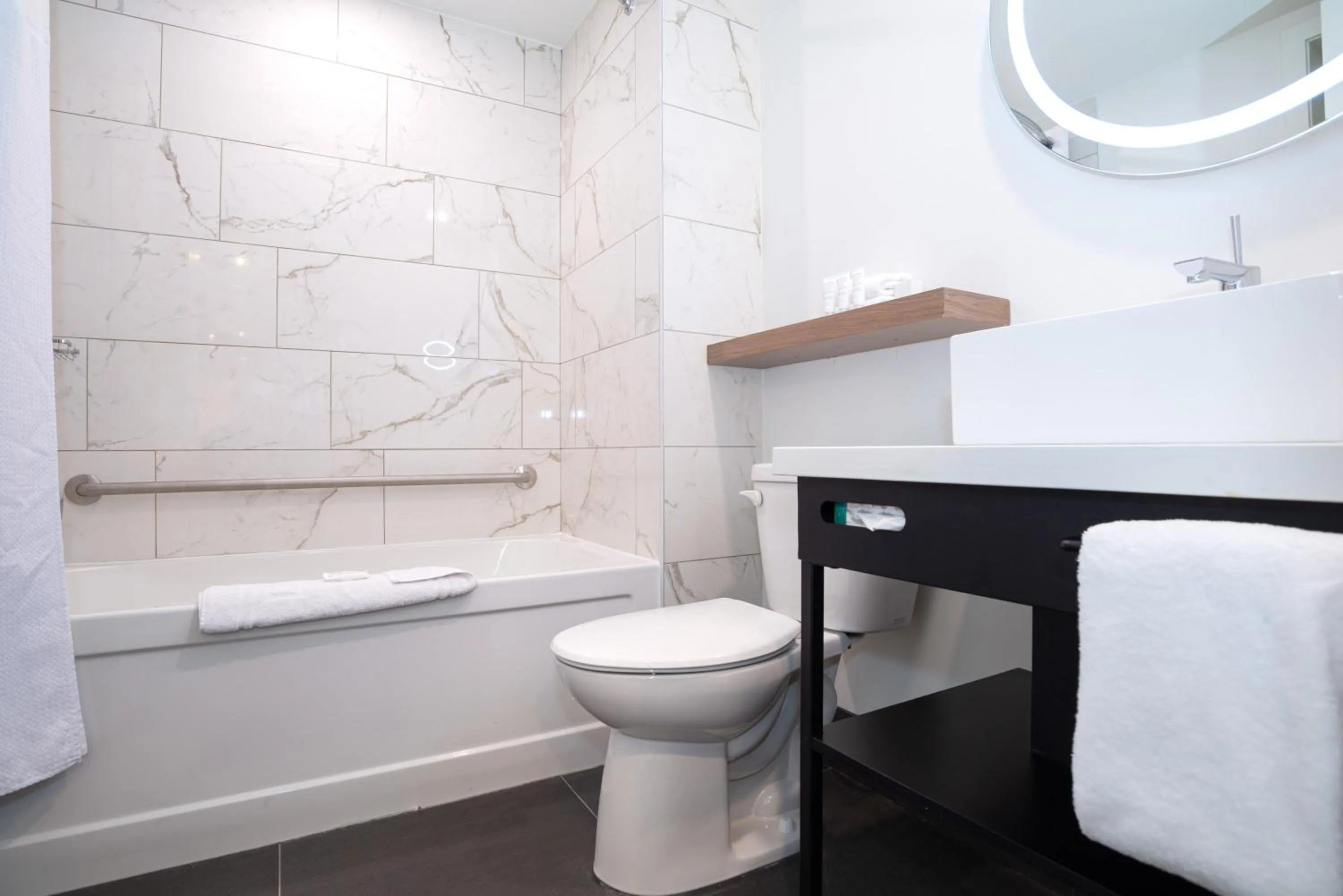 Bathroom in Sandman Signature Calgary Airport Hotel