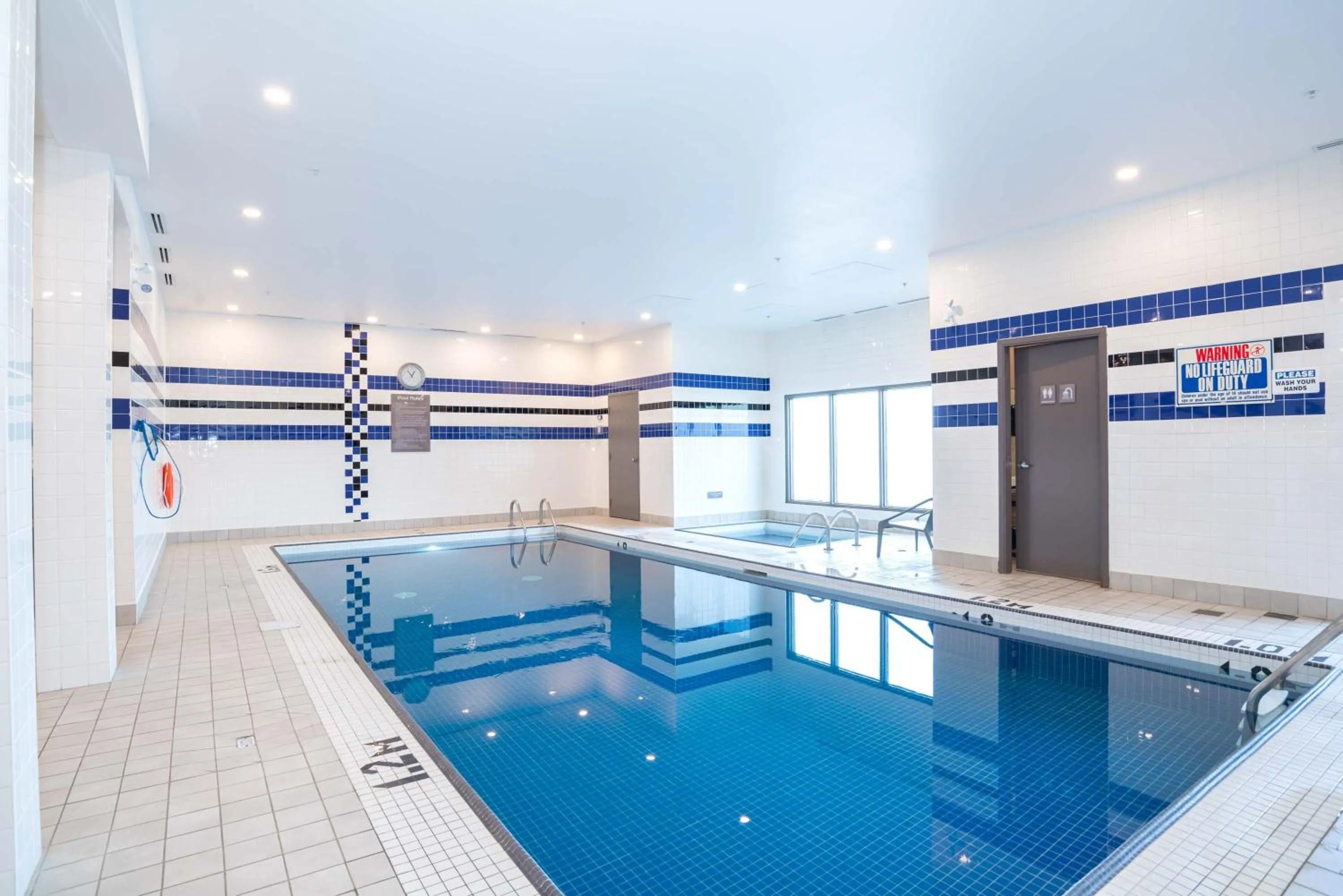 Swimming pool in Sandman Signature Calgary Airport Hotel