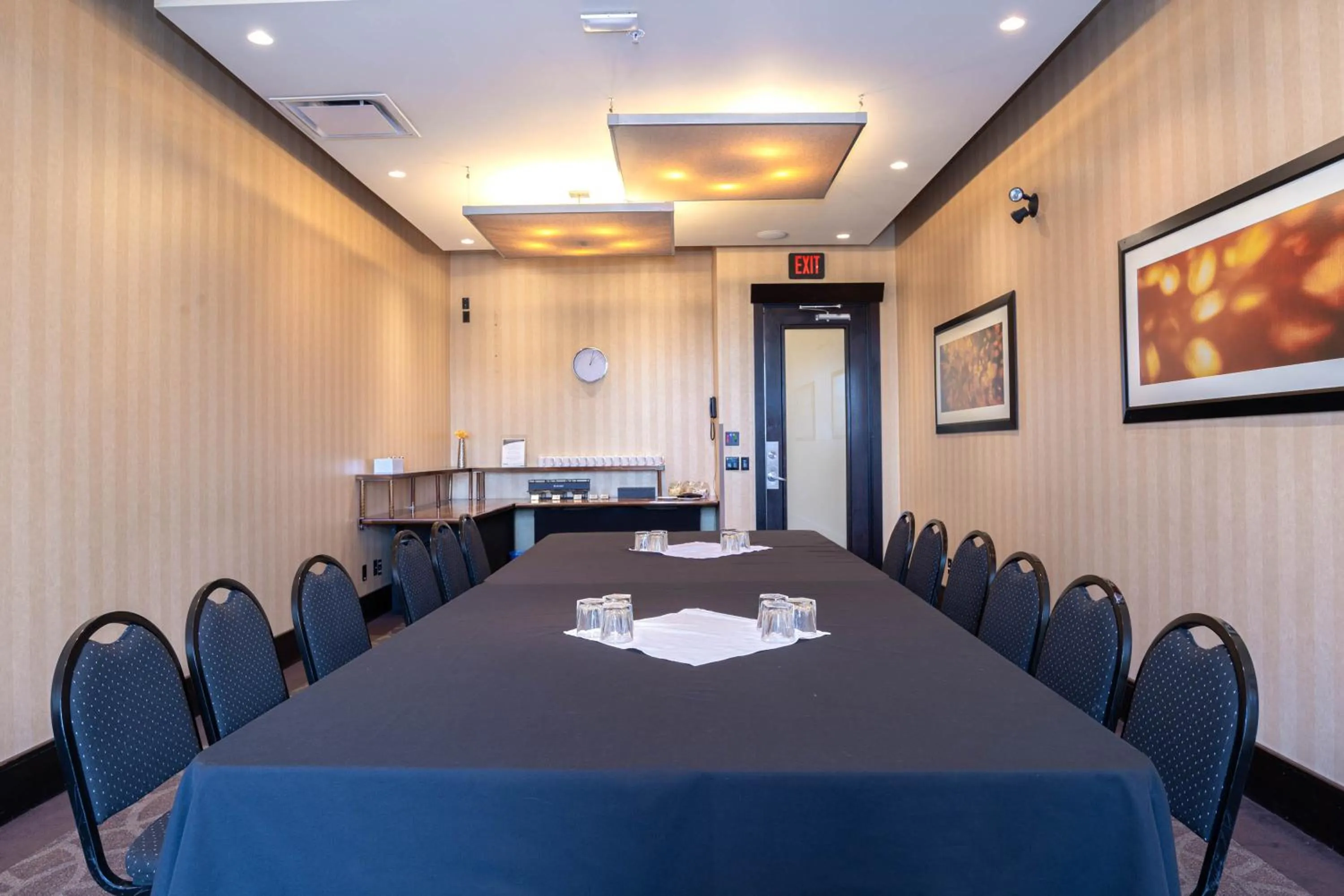 Meeting/conference room in Sandman Signature Calgary Airport Hotel