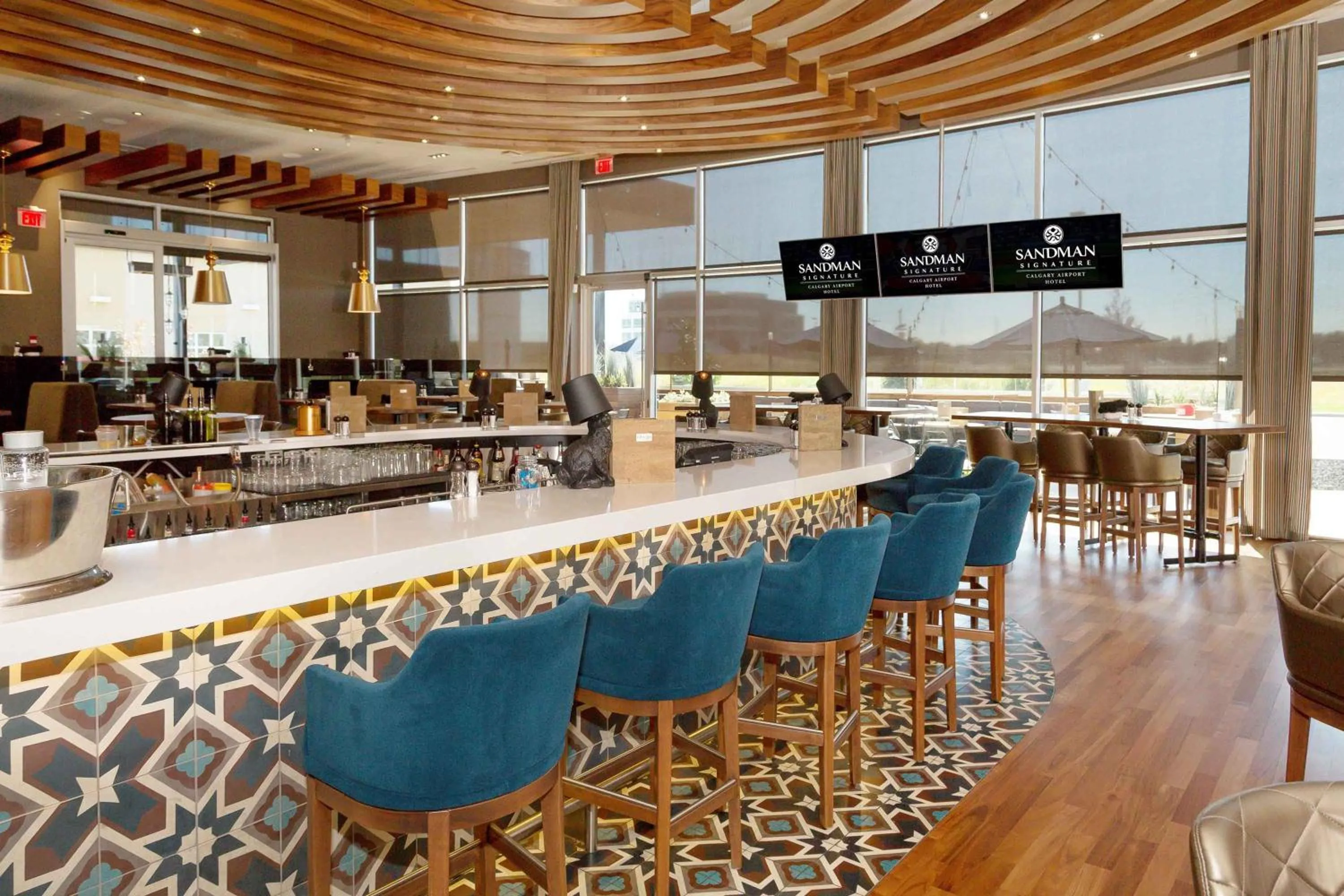 Lounge or bar in Sandman Signature Calgary Airport Hotel
