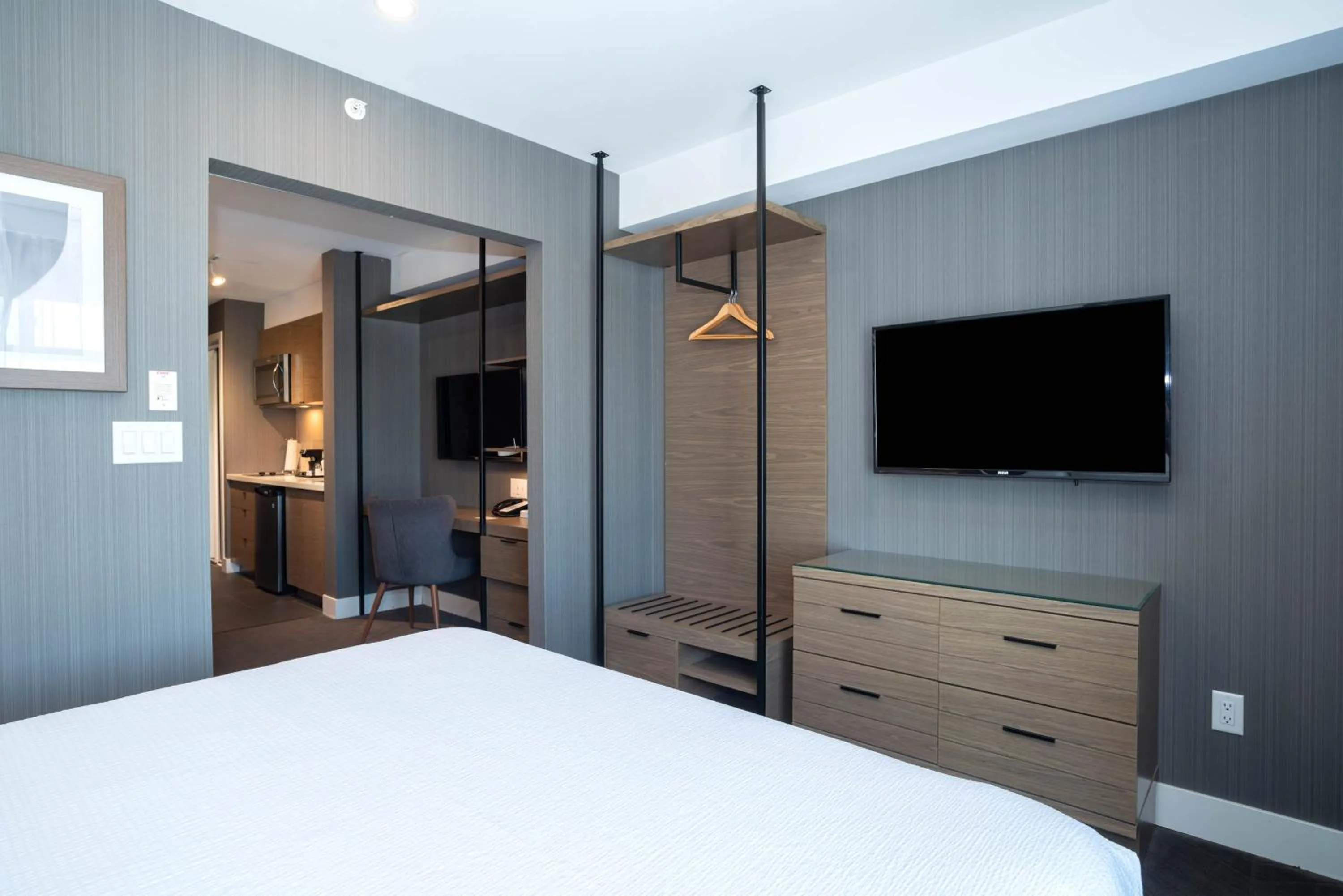 Photo of the whole room, Bed in Sandman Signature Calgary Airport Hotel