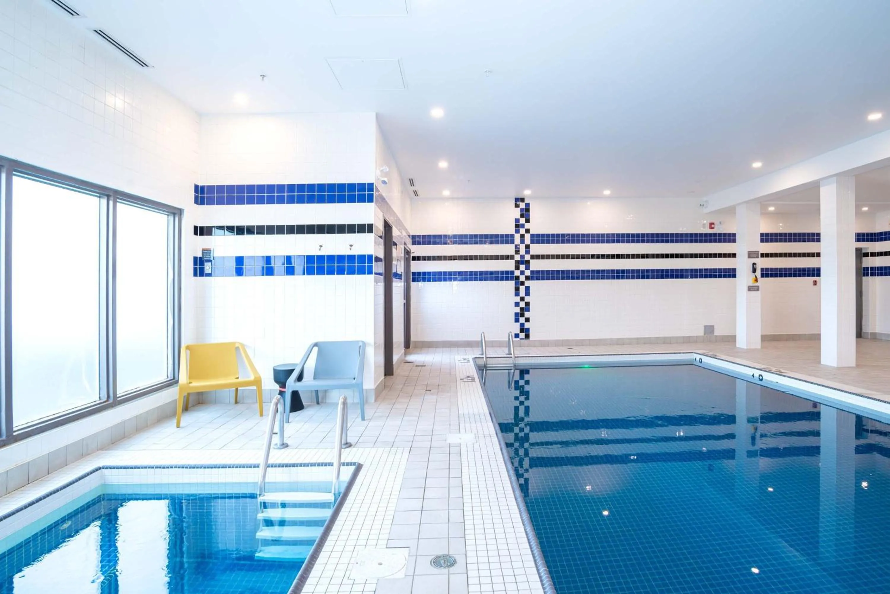 Swimming pool in Sandman Signature Calgary Airport Hotel