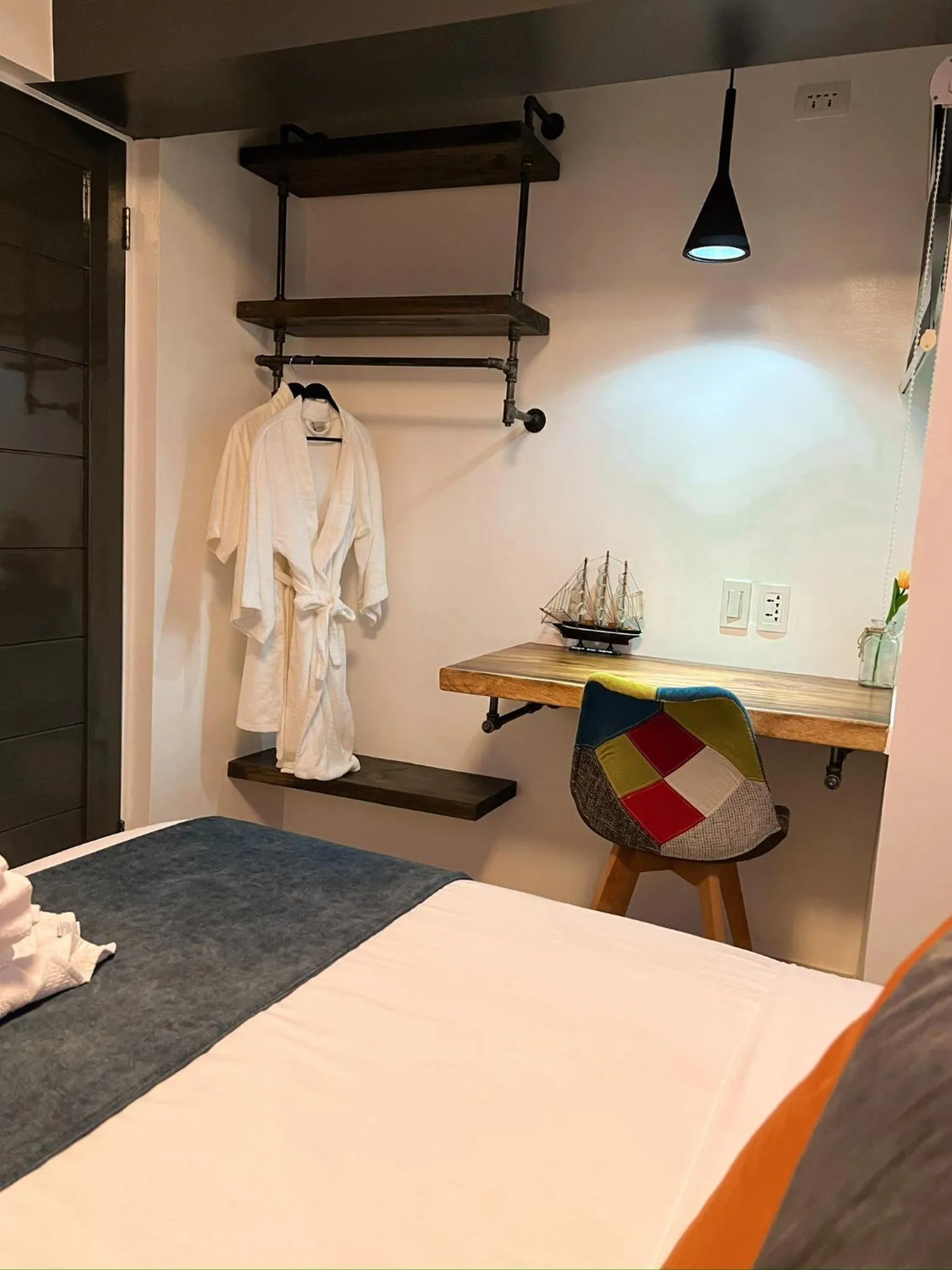 Bed in CLOCKWORKORANGE Luxury Suites