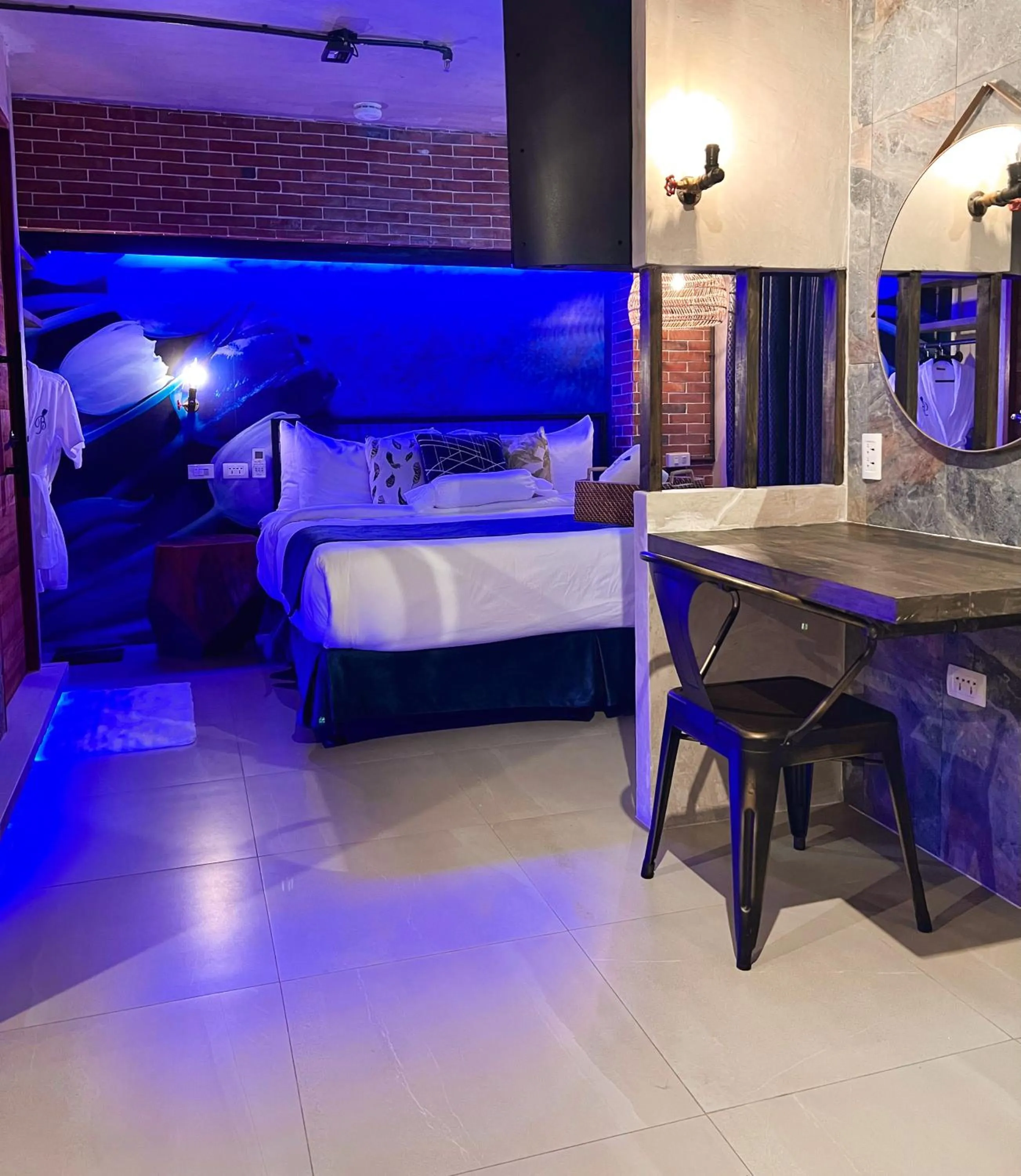 Bed in CLOCKWORKORANGE Luxury Suites