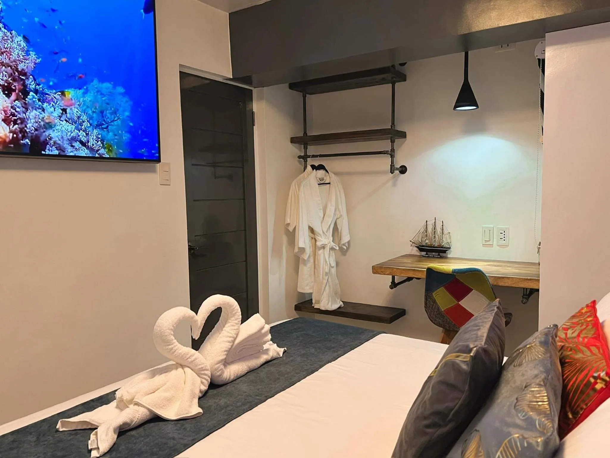 Bed in CLOCKWORKORANGE Luxury Suites