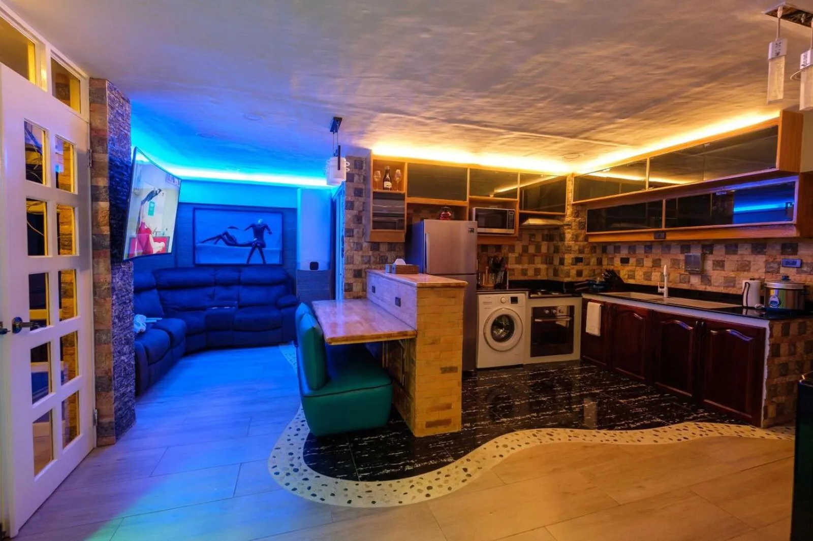 Kitchen or kitchenette in CLOCKWORKORANGE Luxury Suites