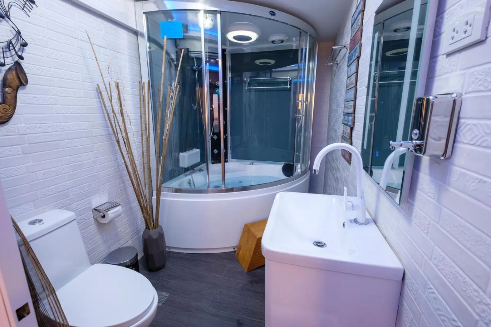 Bathroom in CLOCKWORKORANGE Luxury Suites